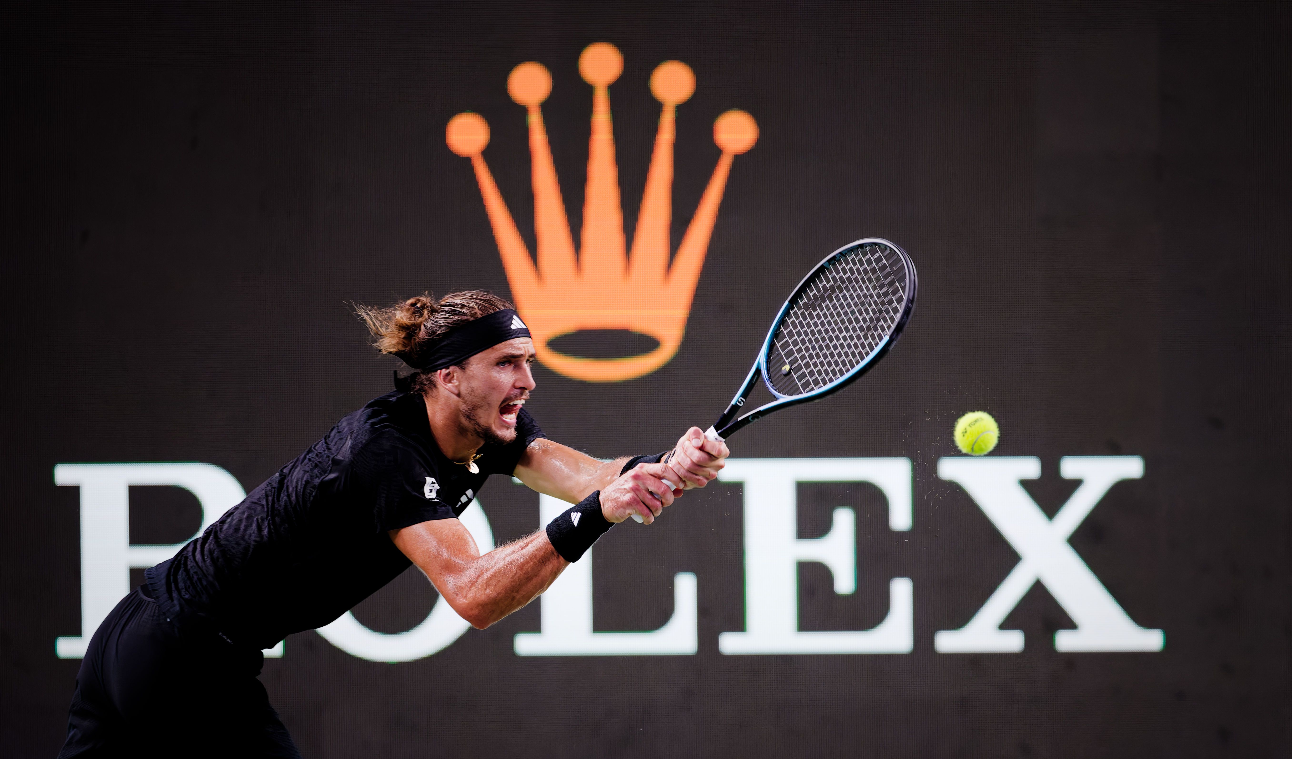 epa12434727 Alexander Zverev of Germany in action during his Men's Singles match against Arthur Rinderknech of France at the Shanghai Masters tennis tournament in Shanghai, China, 06 October 2025.  EPA/ALEX PLAVEVSKI