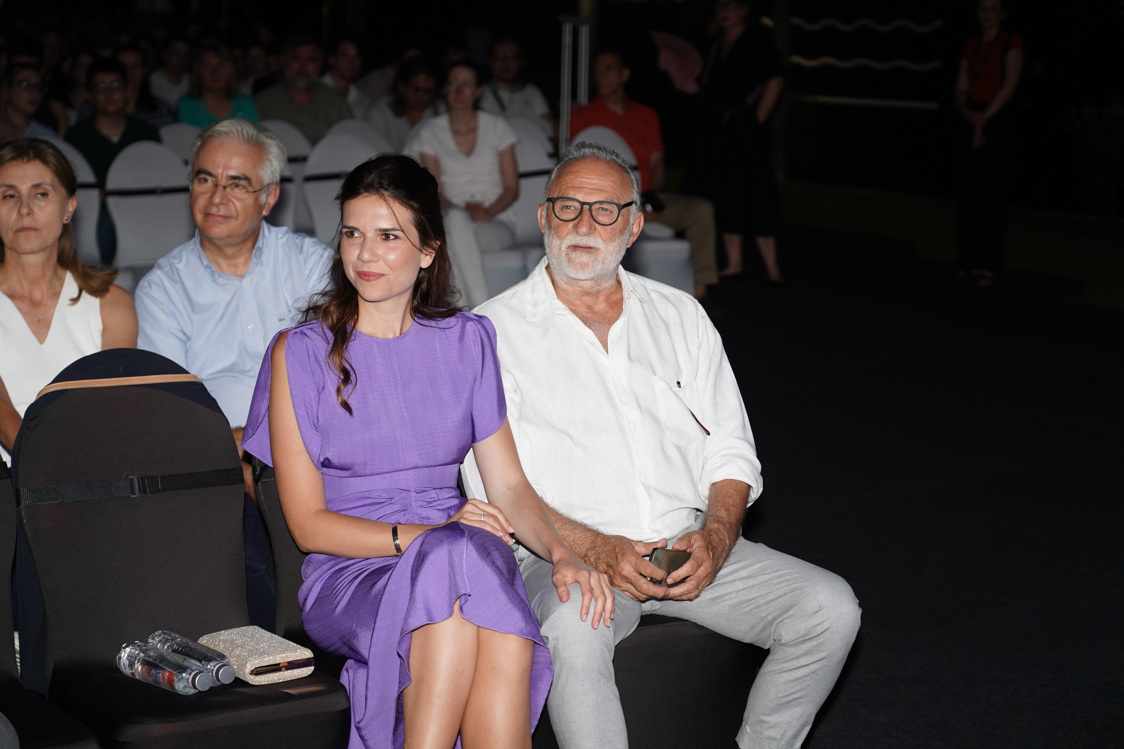 Nick Cave performed on the second evening of the Belgrade River Fest on the plateau near the Geozavod.Druge veceri festivala Belgrade River Fest na platou kod Geozavoda nastupio je Nik Kejv.