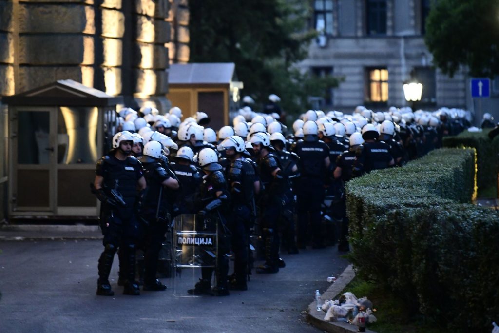 Beograd 09.07.2020. Policija, Protest, treći dan, demonstracije, Skupština Srbije, sedenje, mirni protest, ne nasedaj, sedi Foto: Goran Srdanov/Nova.rs