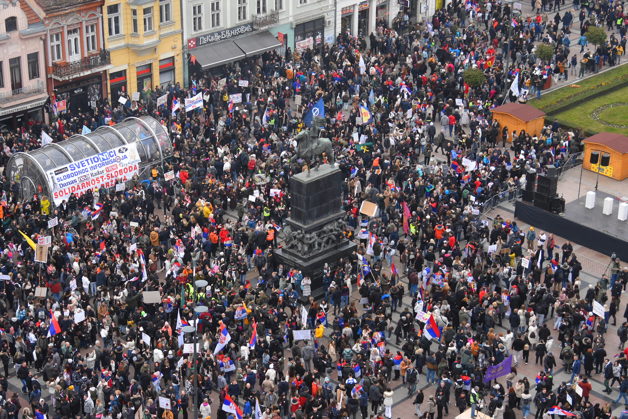 Students and citizens walking to King Milan Square in Nis, where at 11.52 they fell silent for 15 minutes to pay their respects to the 15 victims of the collapse of the canopy at the Novi Sad Railway Station.Studenti i gradjani u setnji do Trga kralja M