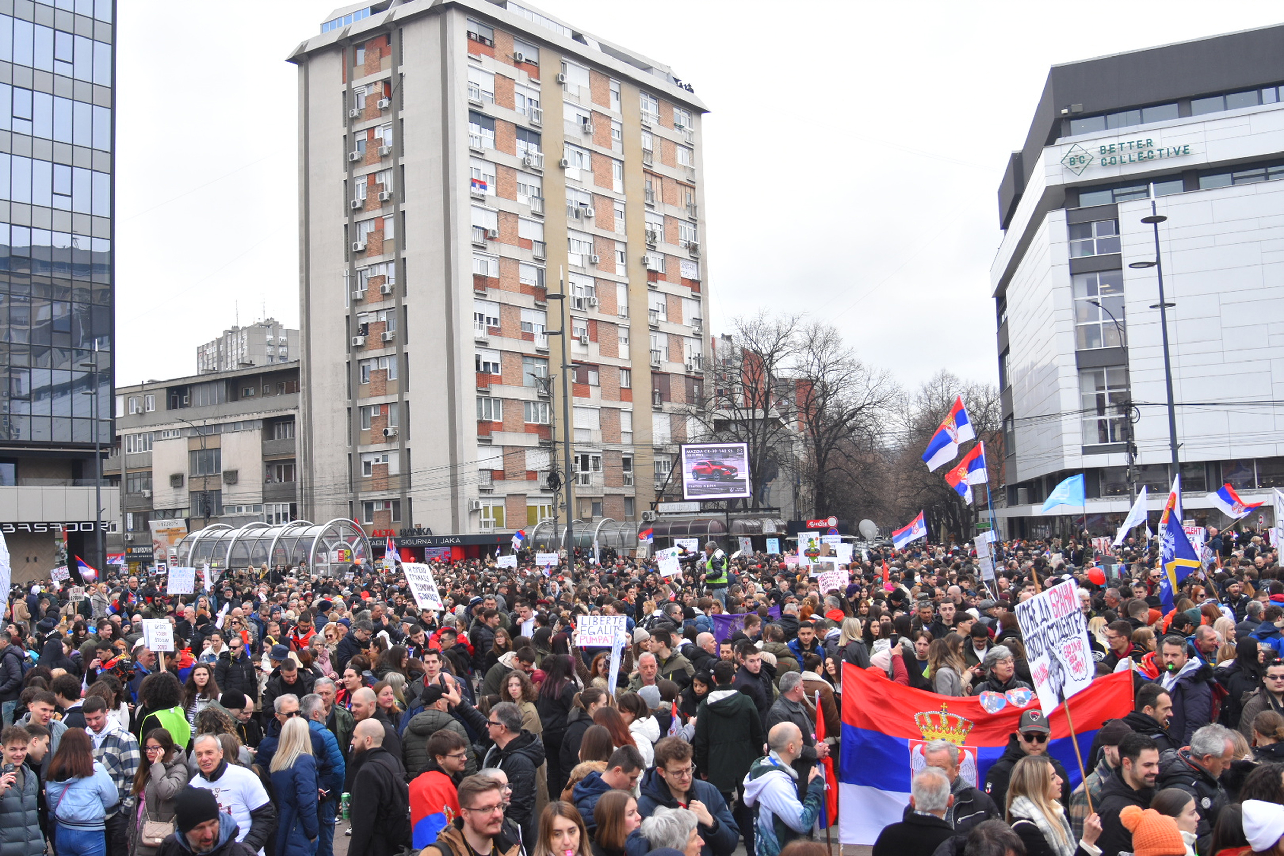 Students and citizens walking to King Milan Square in Nis, where at 11.52 they fell silent for 15 minutes to pay their respects to the 15 victims of the collapse of the canopy at the Novi Sad Railway Station.Studenti i gradjani u setnji do Trga kralja M