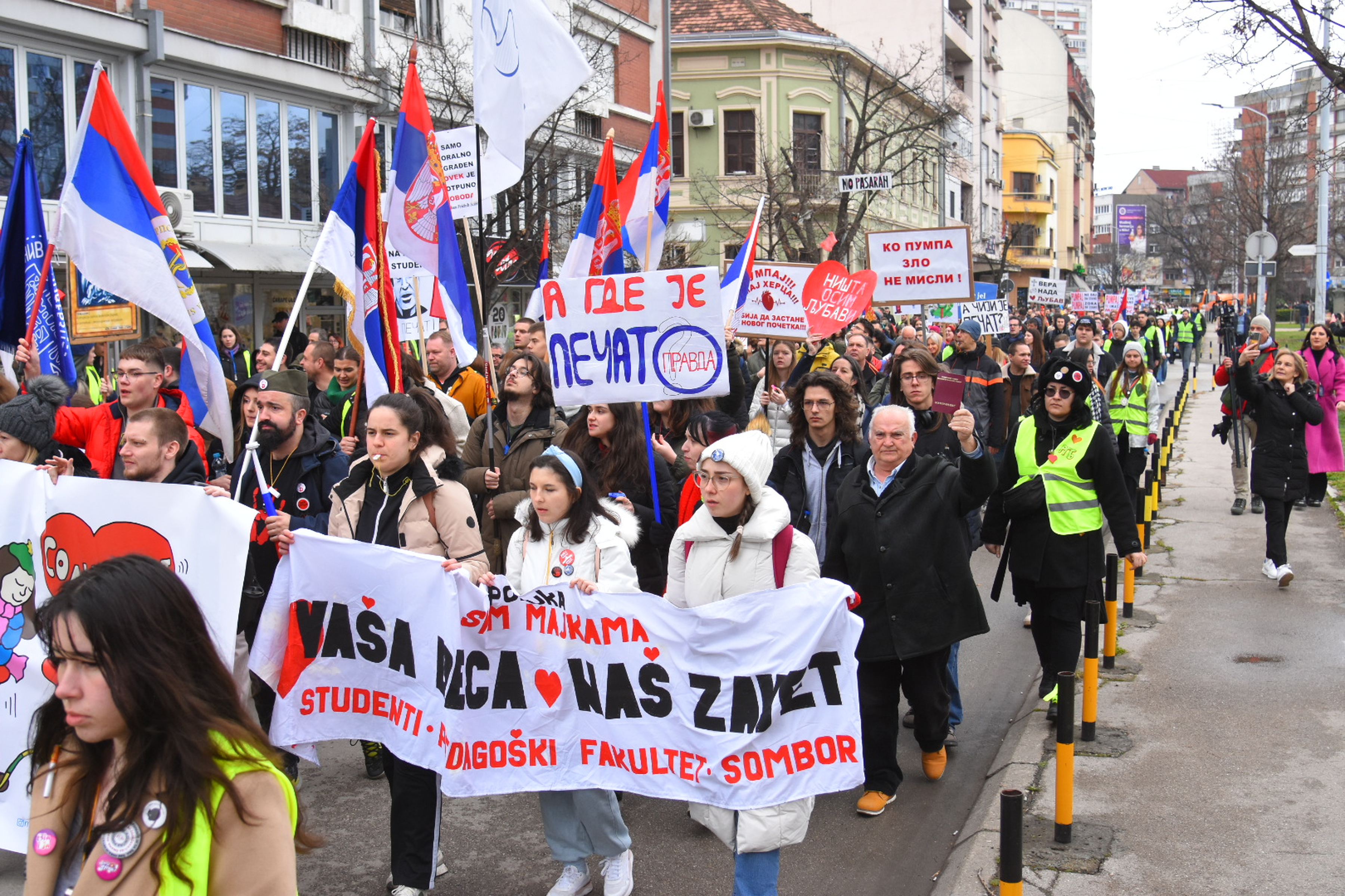 The "Student Edict" protest in Nis began with a gathering at the Cathedral Church, one of four locations in Nis.Okupljanjem kod Saborne crkve, jednoj od cetiri lokacije u Nisu, poceo je protest "Studentski edikt" u Nisu.