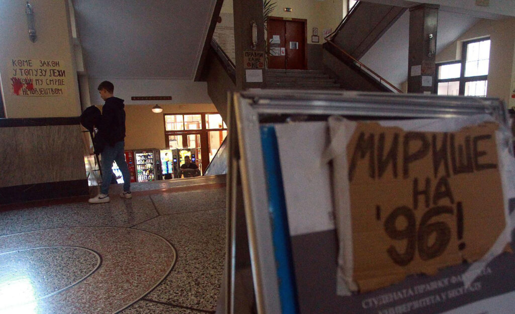 Mesto: Beograd
Datum: Tue Jan 14 17:04:55 CET 2025
Dogadjaj: DRUŠTVO- Pravni fakultet posle noćašnjeg incidenta u kom su huligani upali u zgradu i povredili više studenata 
Fotoreporter: Aleksandar Barda
Ličnosti:  
Izvor: FoNet