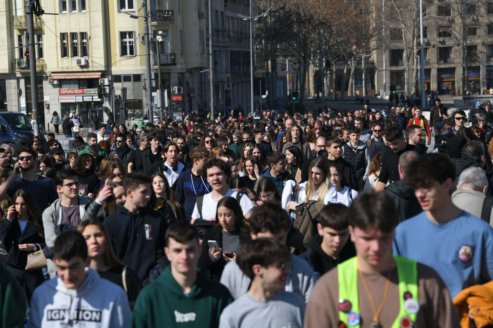 Beograd 04. mart 2025. Blokada raskrsnice kod Skupštine Srbije, ispred Doma Narodne skupštine u Beogradu danas su se okupli studenti i građani kako bi petnaestominutnom tišnom odali počast nastradalim u padu nadstrešnice Foto:Amir Hamzagić/Nova.rs