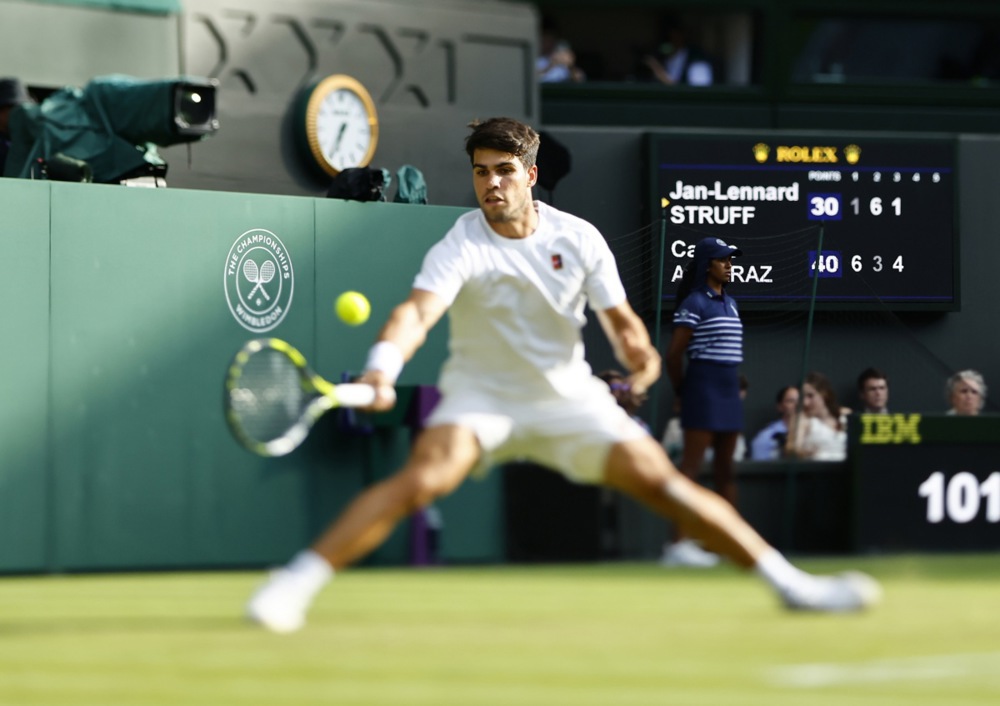 epaselect epa12216086 Carlos Alcaraz of Spain in action during his Men's 3rd round match against Jan Lennard Struff of Germany at the Wimbledon Championships, Wimbledon, Britain, 04 July 2025.  EPA/TOLGA AKMEN  EDITORIAL USE ONLY