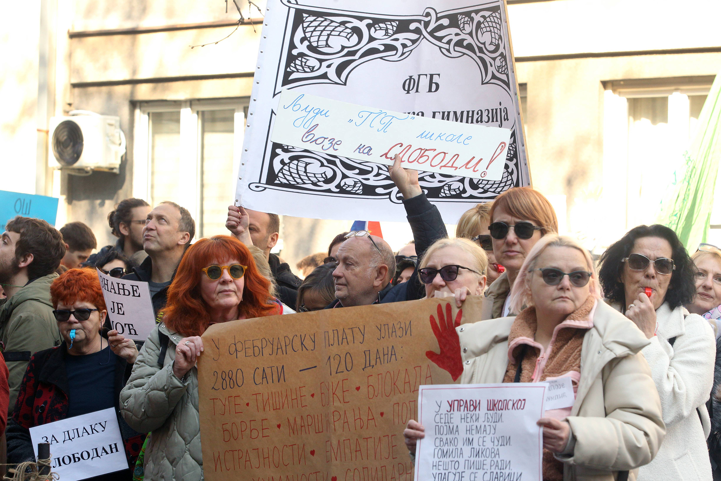 Beograd, 4.03.2025. - Skup prosvetnih radnika beogradskih osnovnih skola "Papir trpi sve, prosveta NE" odrzan je danas ispred Skolske uprave.(BETAPHOTO/MILAN OBRADOVIC)