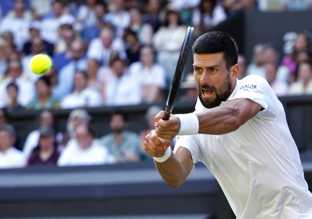 epa12232384 Novak Djokovic of Serbia in action during the Men's Singles semi-finals match against Jannik Sinner of Italy at the Wimbledon Championships, Wimbledon, Britain, 11 July 2025.  EPA/TOLGA AKMEN  EDITORIAL USE ONLY