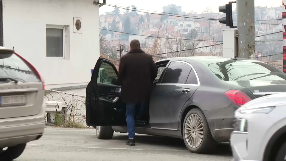 Naleteo automobilom na đake na blokadi: Vređao ekipu N1, na sedištu viđen kačket BIA