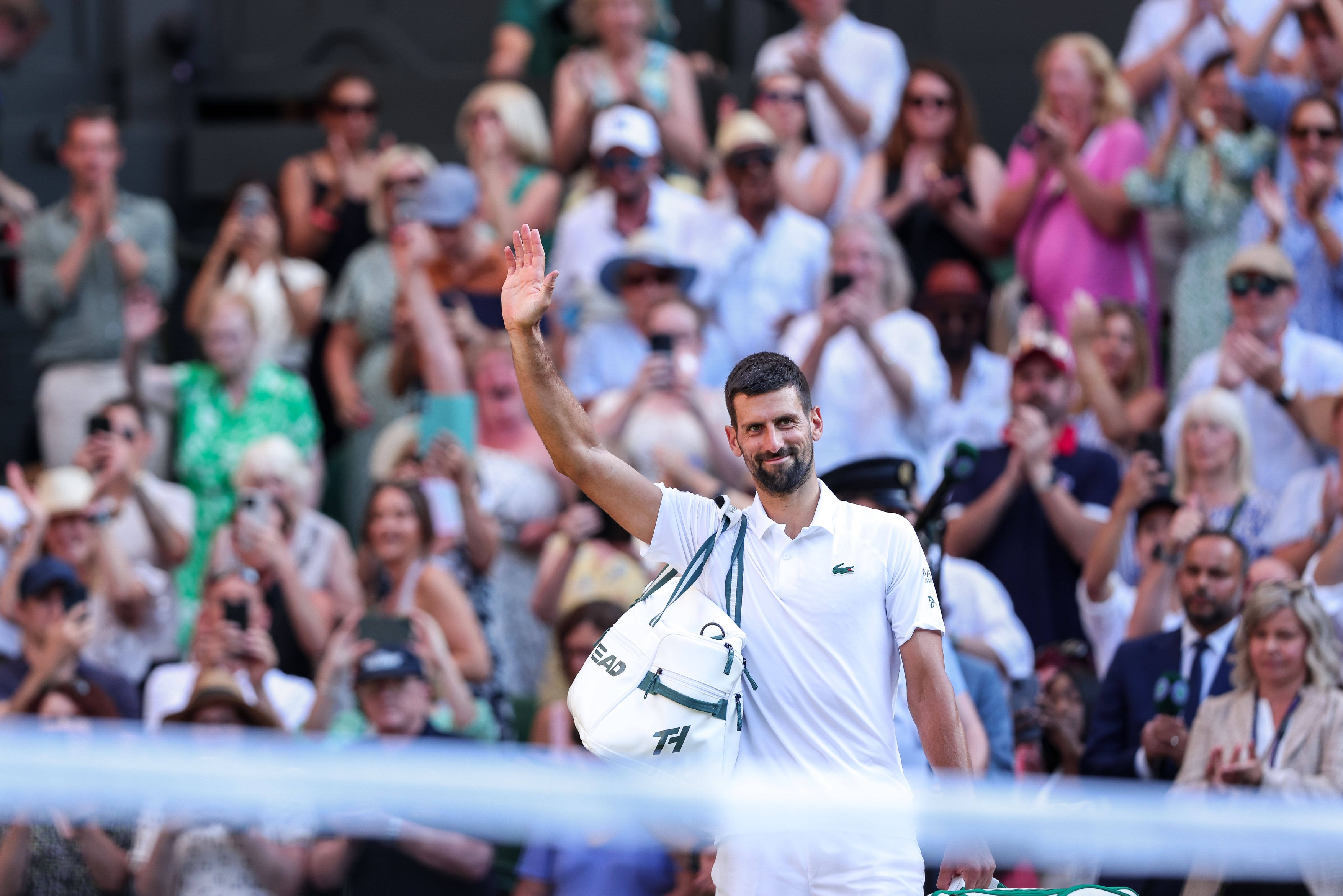 Novak Djokovic (SRB) winkt und verabschiedet sich von den Zuschauern, Fans nach der Niederlage, Herren Einzel, Gentlemen's SinglesTennis - Wimbledon 2025 - London - Grand Slam ITF / ATP / WTA -  AELTC  - Great Britain - 2025