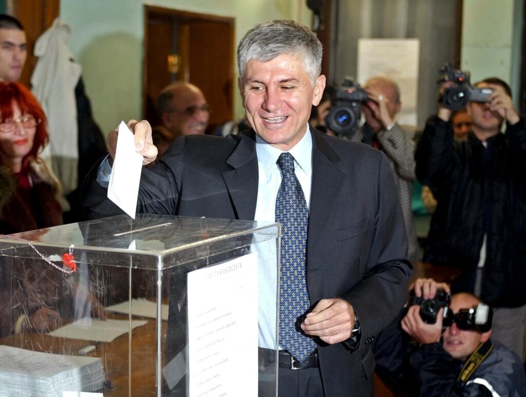 BEL12 - 20020329 - BELGRADE, SERBIA, YUGOSLAVIA : Serbian Prime Minister Zoran Djindjic casts his ballot during Serbian presidential elections in Belgrade on Sunday 29 September 2002. EPA PHOTO EPA/SRDJAN SUKI/ss fob
