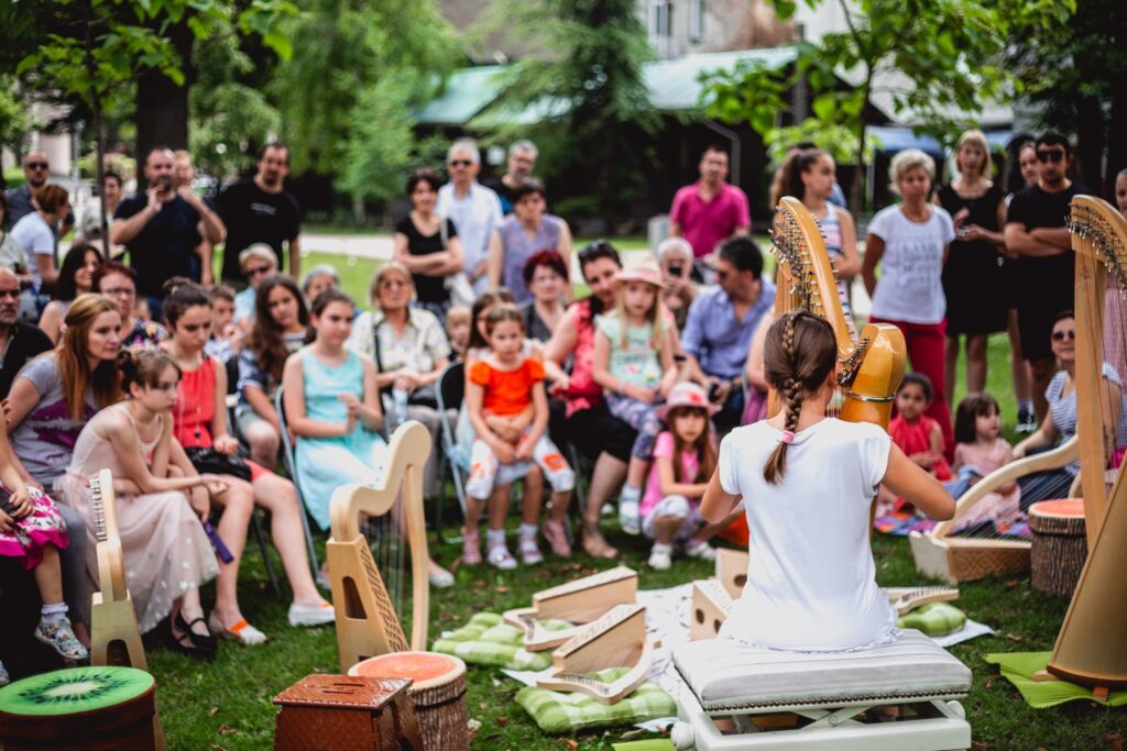 Harfistički piknik u Beogradu: Zvuci harfe pod krošnjama drveća