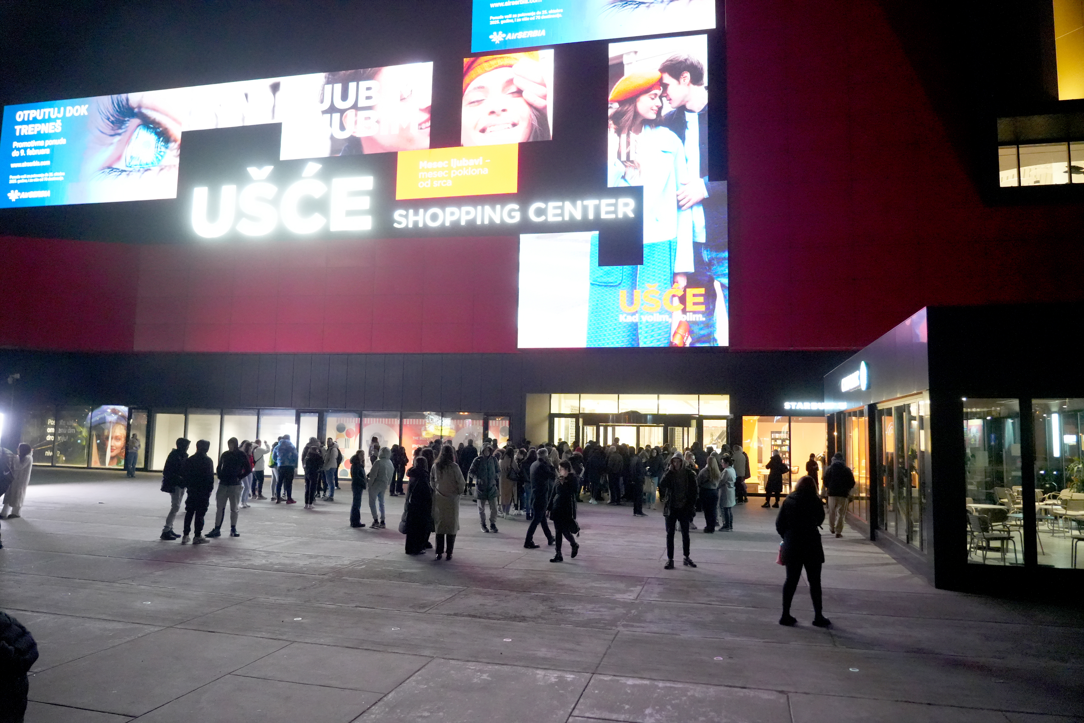 A fire broke out in the Usce shopping center, and the evacuation of visitors is underway, and unofficially, the installations caused a fire in the garage on the second floor.U trznom centru Usce izbio je pozar, a u toku je evakuacija posetilaca, a nezva