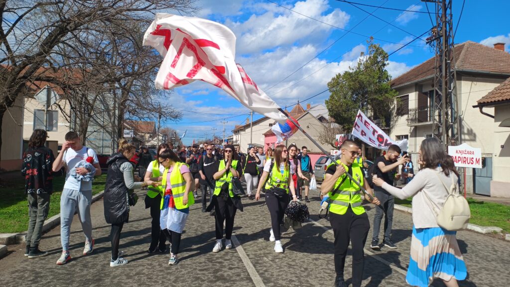 13.03. Studenti iz Rume su u 13.30 pristigli u Pećince.
U Pećincima će napraviti pauzu za ručak, pripremljen je gulaš, potaž i pileća krilca, nakon pauze će nastaviti peške ka Beogradu.