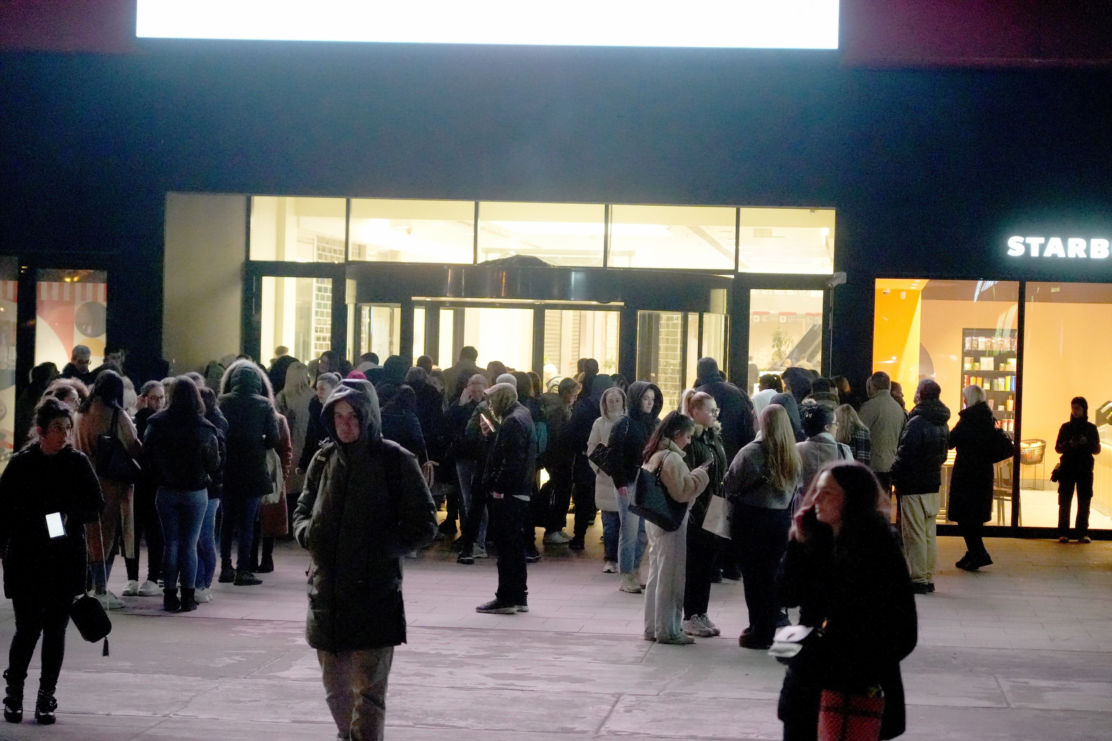 A fire broke out in the Usce shopping center, and the evacuation of visitors is underway, and unofficially, the installations caused a fire in the garage on the second floor.U trznom centru Usce izbio je pozar, a u toku je evakuacija posetilaca, a nezva