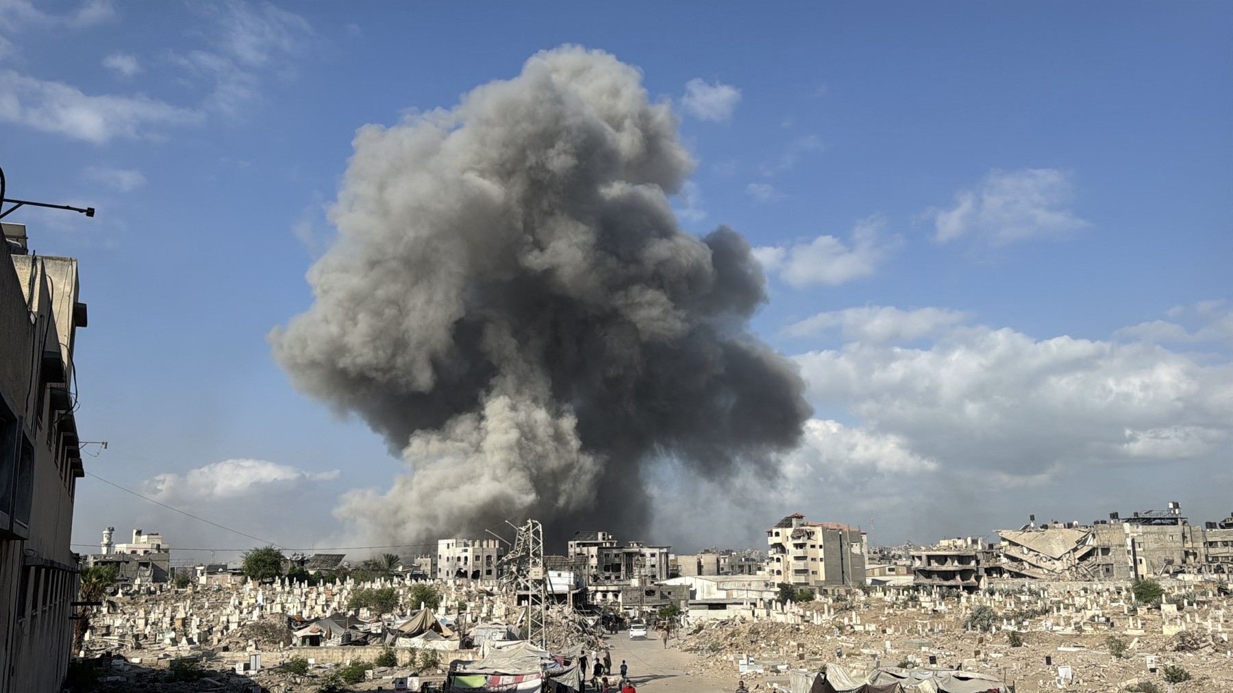 Israeli army continues its attacks on northern Gaza