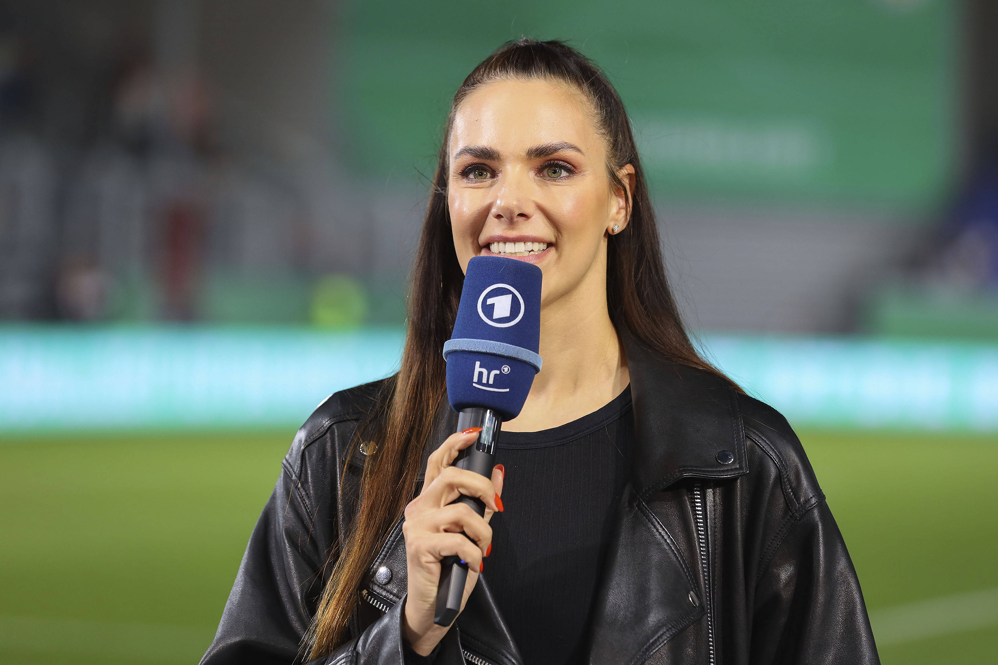 27.09.2023, xavx, Fussball DFB Pokal 1.Runde, SV Wehen Wiesbaden - RB Leipzig emspor, v.l. Moderatorin, Sportmoderatorin