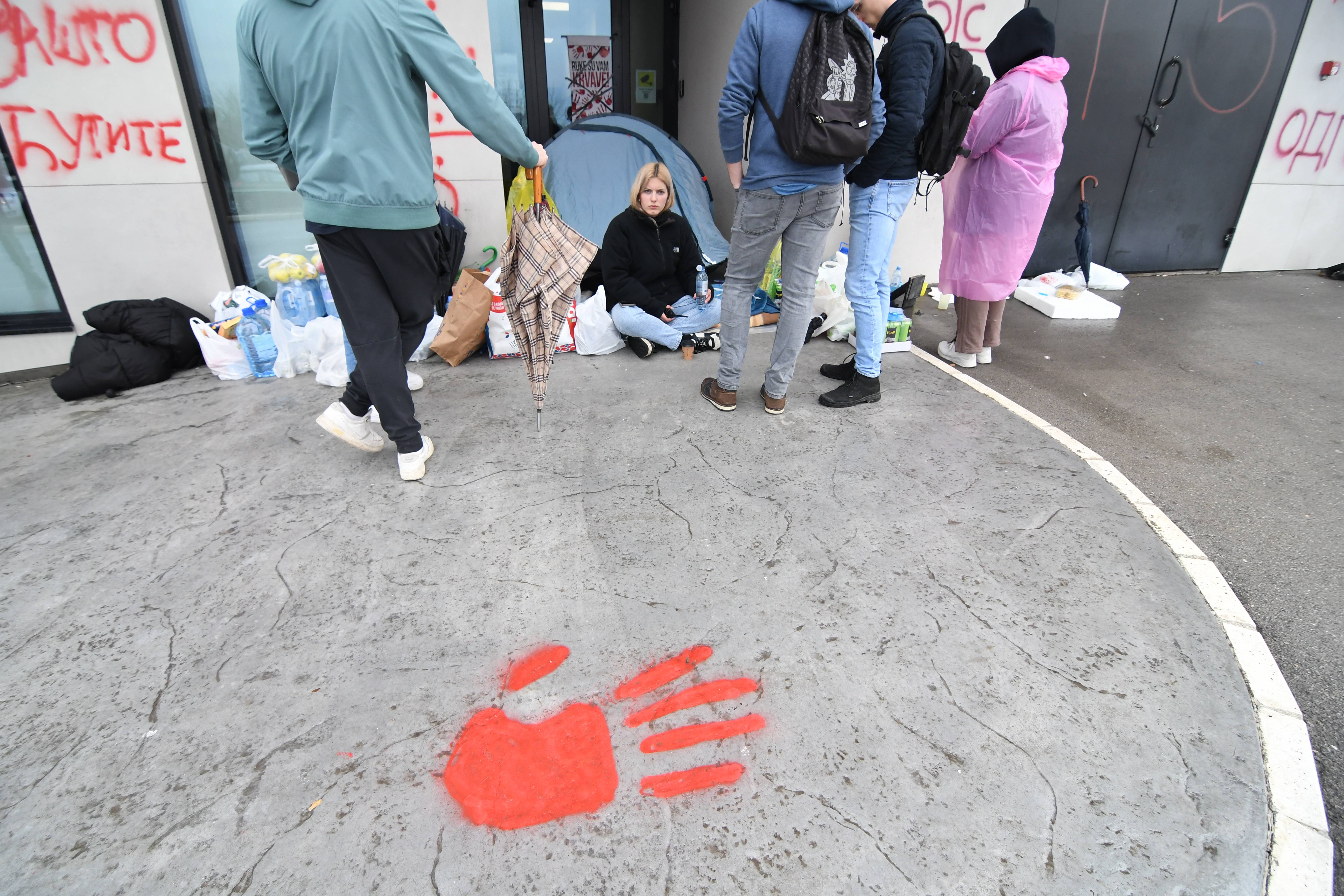 STUDENTI I GRADJANI PROVELI NOC ISPRED RTV-A