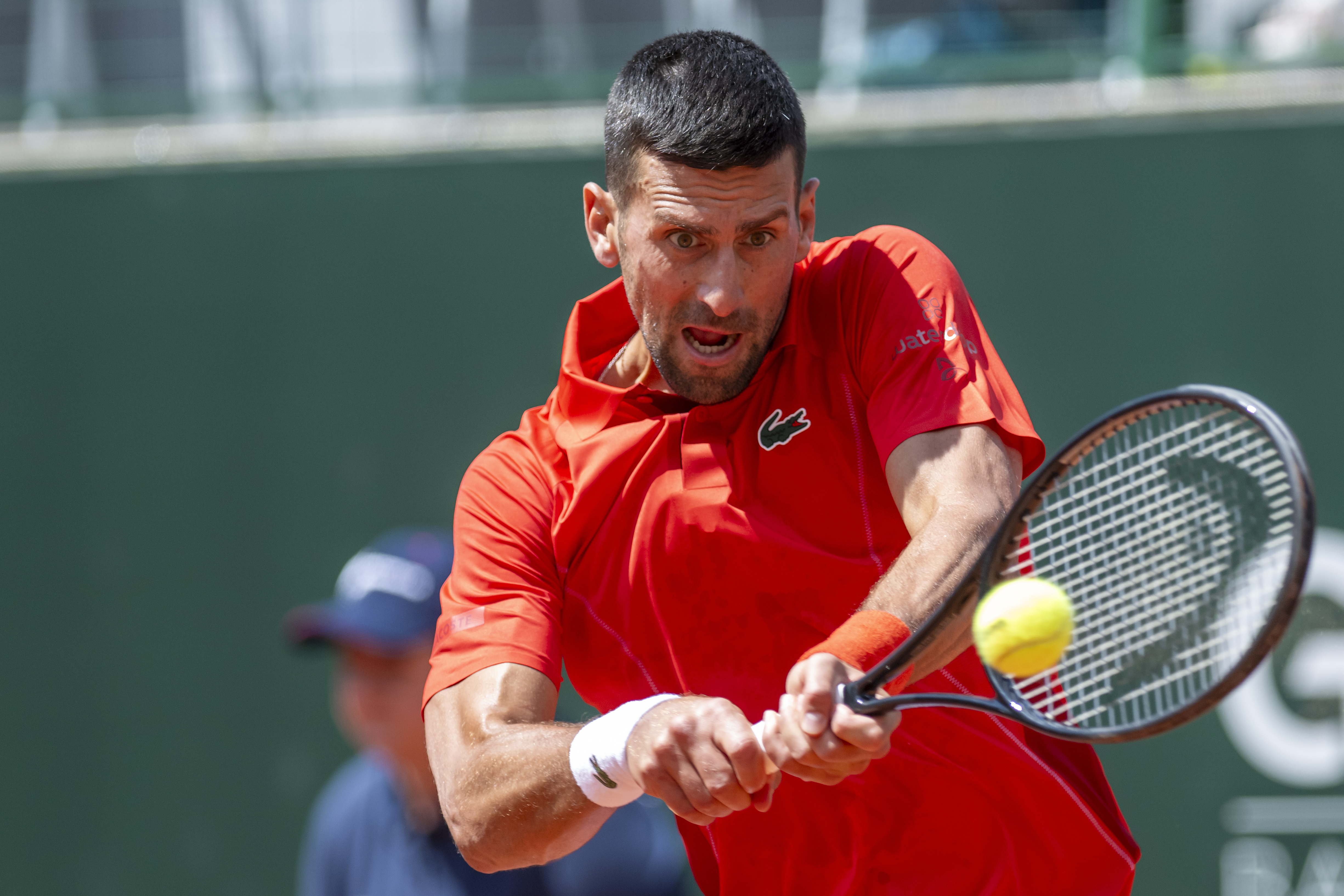 epa11366244 Novak Djokovic of Serbia hits a backhand during his semi final match against Tomas Machac of the Czech Republic at the ATP 250 Geneva Open tennis tournament in Geneva, Switzerland, 24 May 2024.  EPA-EFE/MARTIAL TREZZINI