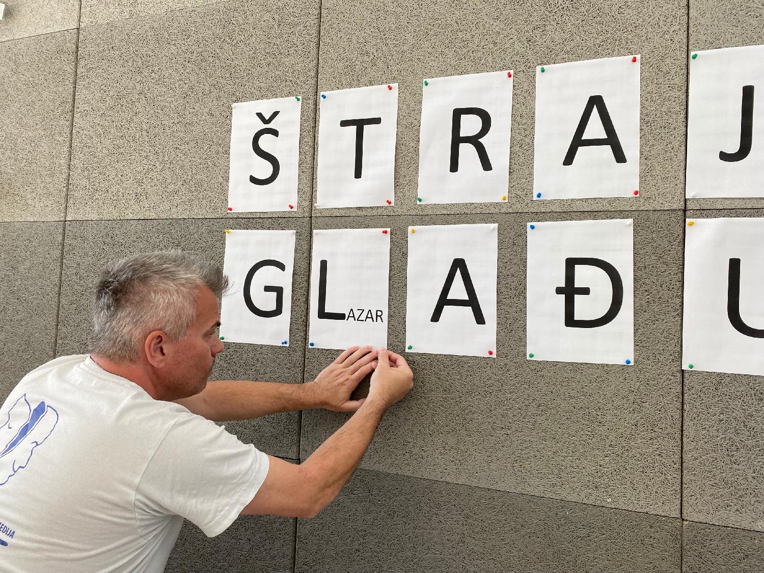 Mesto:Novi Sad
Datum:18.03.2025
Događaj: DRUŠTVO - Glavni poverenik Sindikata Nezavisnost JMU RTV Darko Šper započeo je jutros u 9 sati u zgradi Radio-televizije Vojvodine štrajk glađu zbog neispunjenih zahteva zaposlenih.