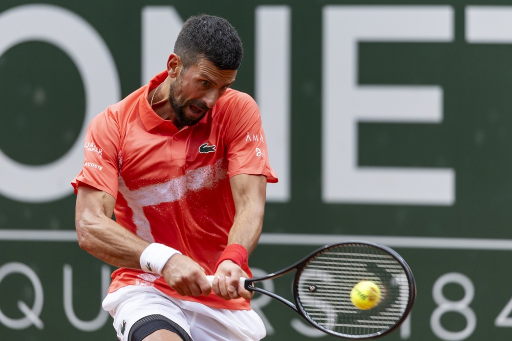 epa12123680 Novak Djokovic, of Serbia, returns a ball to Marton Fucsovics of Hungary, during the round of 16 at the Geneva Open tennis tournament, in Geneva, Switzerland, 21 May 2025.  EPA-EFE/CYRIL ZINGARO