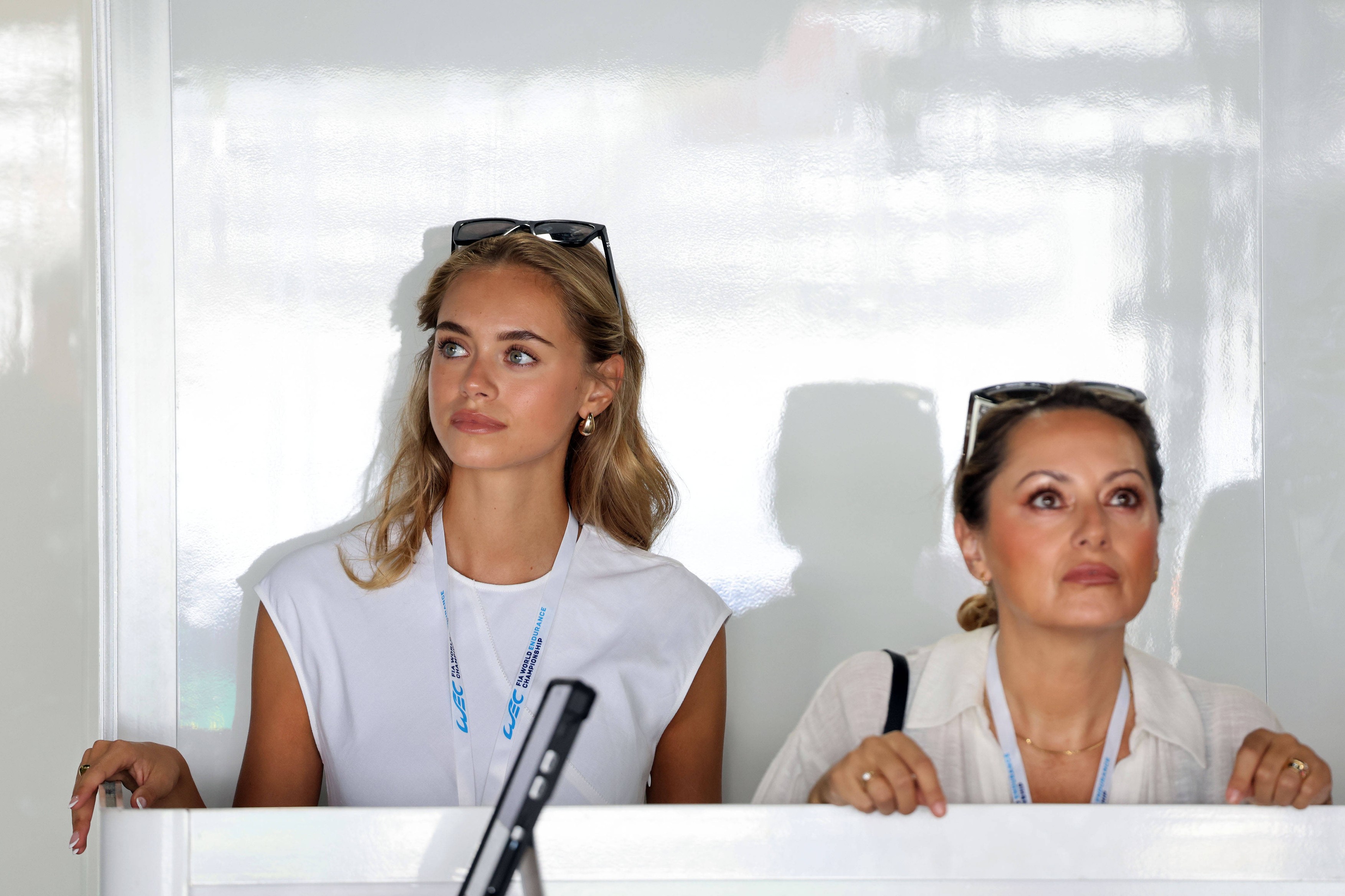 Laila Hasanovic links, Freundin von Mick Schumacher in der Alpine Endurance Team Box, FIA Langstrecken- Weltmeisterschaf