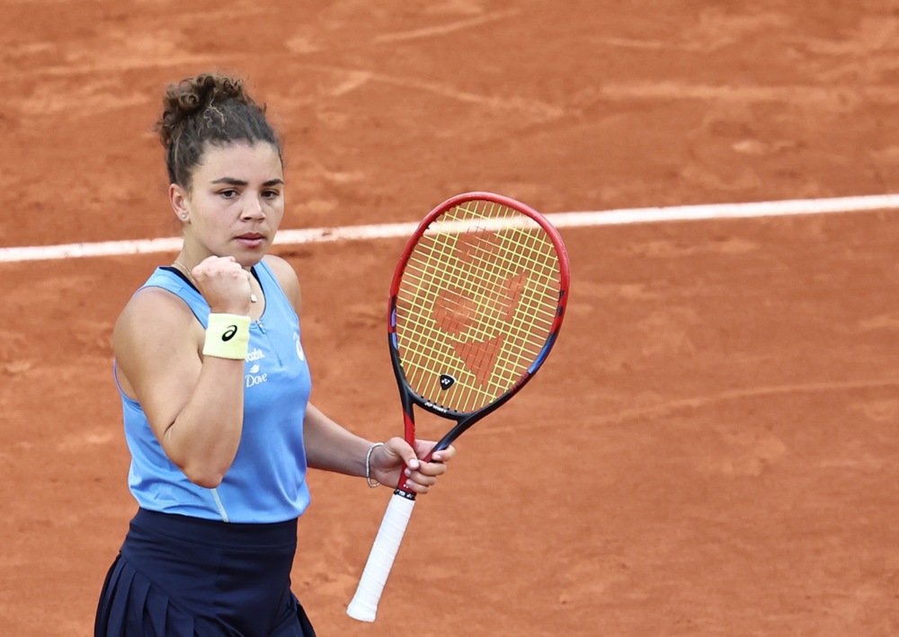 epa12134995 Jasmine Paolini of Italy in action during her Women´s Singles first round match against Yue Yuan of China at the French Open Grand Slam tennis tournament at Roland Garros in Paris, France, 25 May 2025.  EPA-EFE/CHRISTOPHE PETIT TESSON