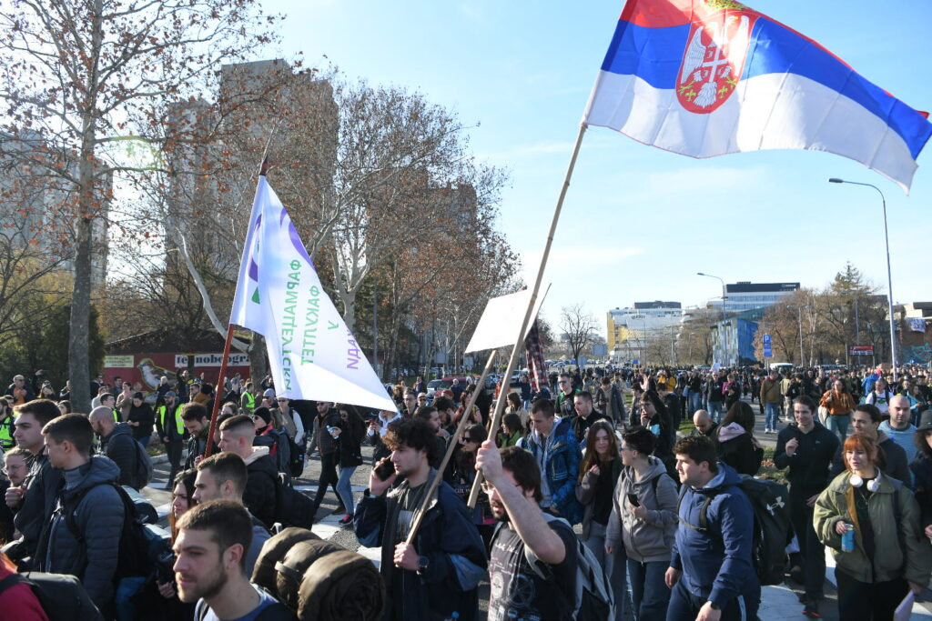 Beograd 30.01.2025. Okupljanje studenata ispred Fakulteta dra‚mskih umetnosti pred polazak na put u Novi Sad. Fakultet dramskih umetnosti, FDU, studenti, peške do Novog Sada, studentski protest Foto: Amir Hamzagić/Nova.rs