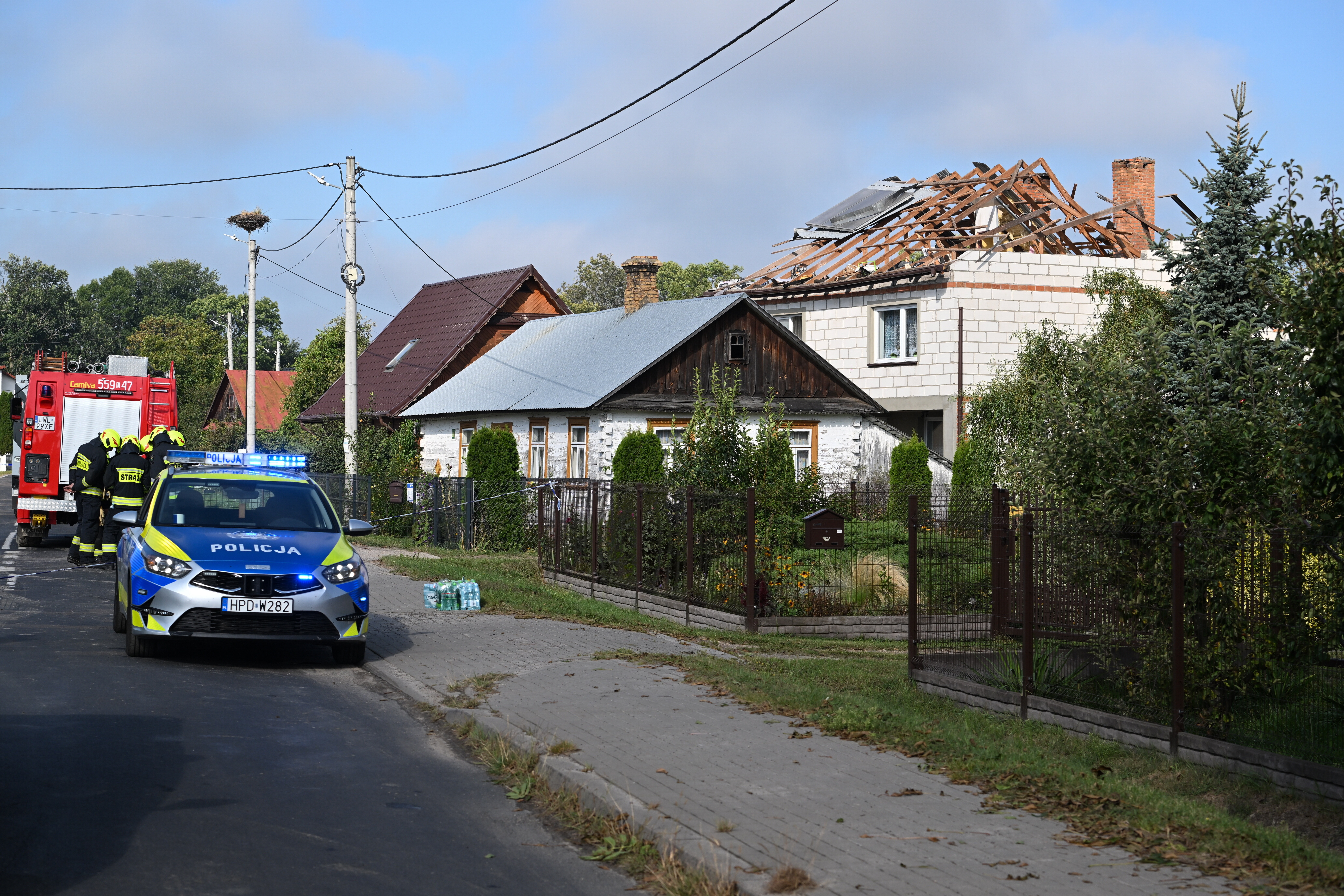 epa12366597 The roof of a residential building destroyed by a Russian drone in Wyryki, eastern Poland, 10 September 2025. Russian drones repeatedly violated Polish airspace overnight.  EPA/WOJTEK JARGILO  POLAND OUT