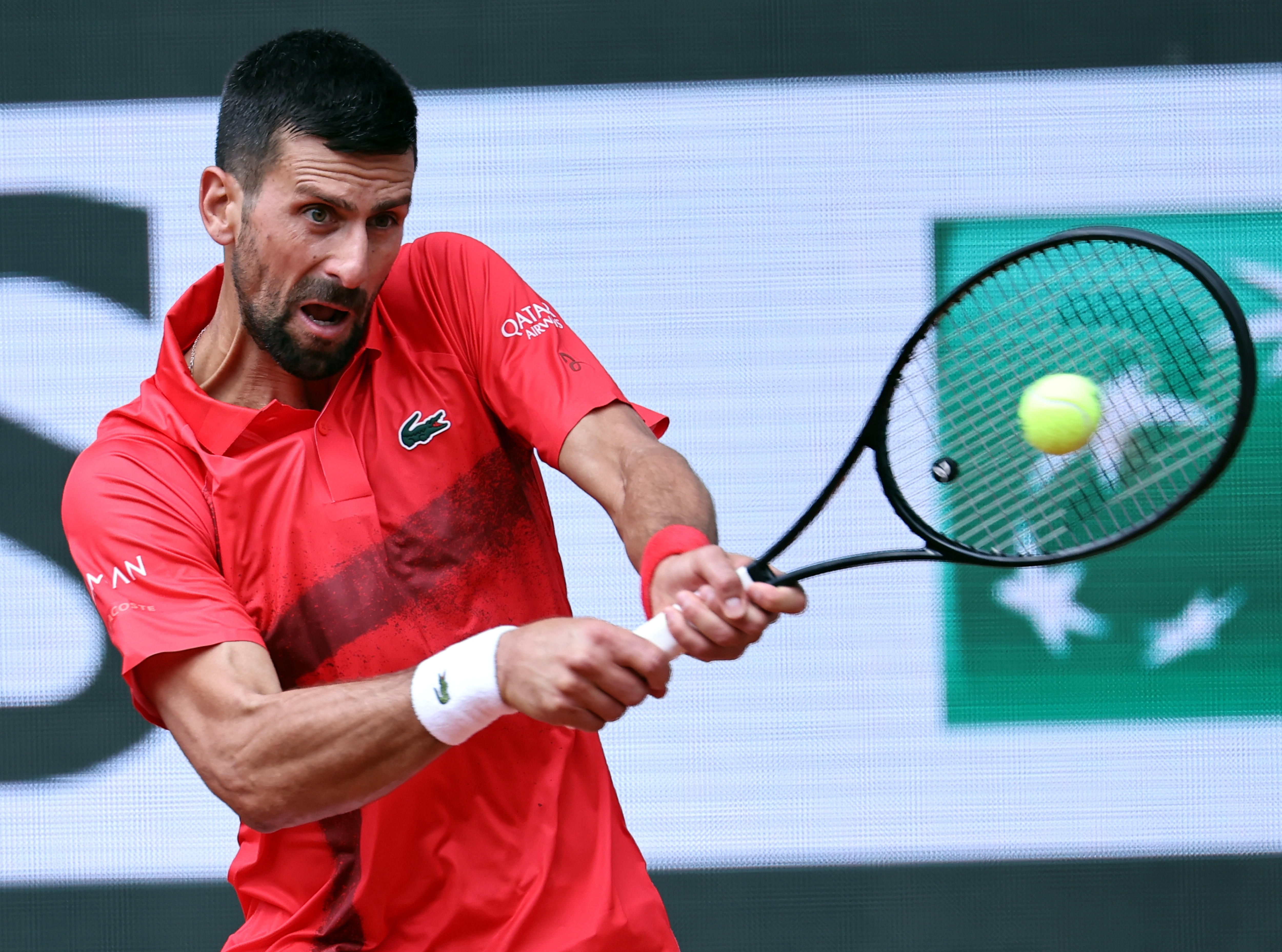 epa12151204   Novak Djokovic of Serbia in action during his Men's 4th round match against Cameron Norrie of Britain at the French Open Grand Slam tennis tournament at Roland Garros in Paris, France, 02 June 2025.  EPA-EFE/CHRISTOPHE PETIT TESSON