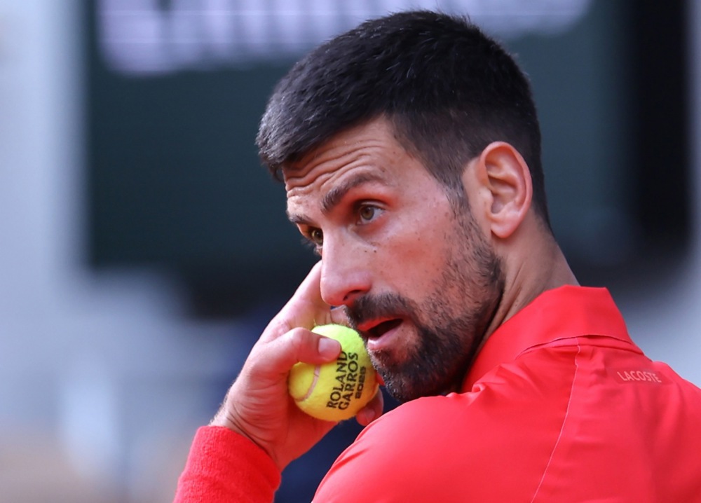 epa12151390 Novak Djokovic of Serbia reacts during his Men's 4th round match against Cameron Norrie of Britain at the French Open Grand Slam tennis tournament at Roland Garros in Paris, France, 02 June 2025.  EPA-EFE/CHRISTOPHE PETIT TESSON