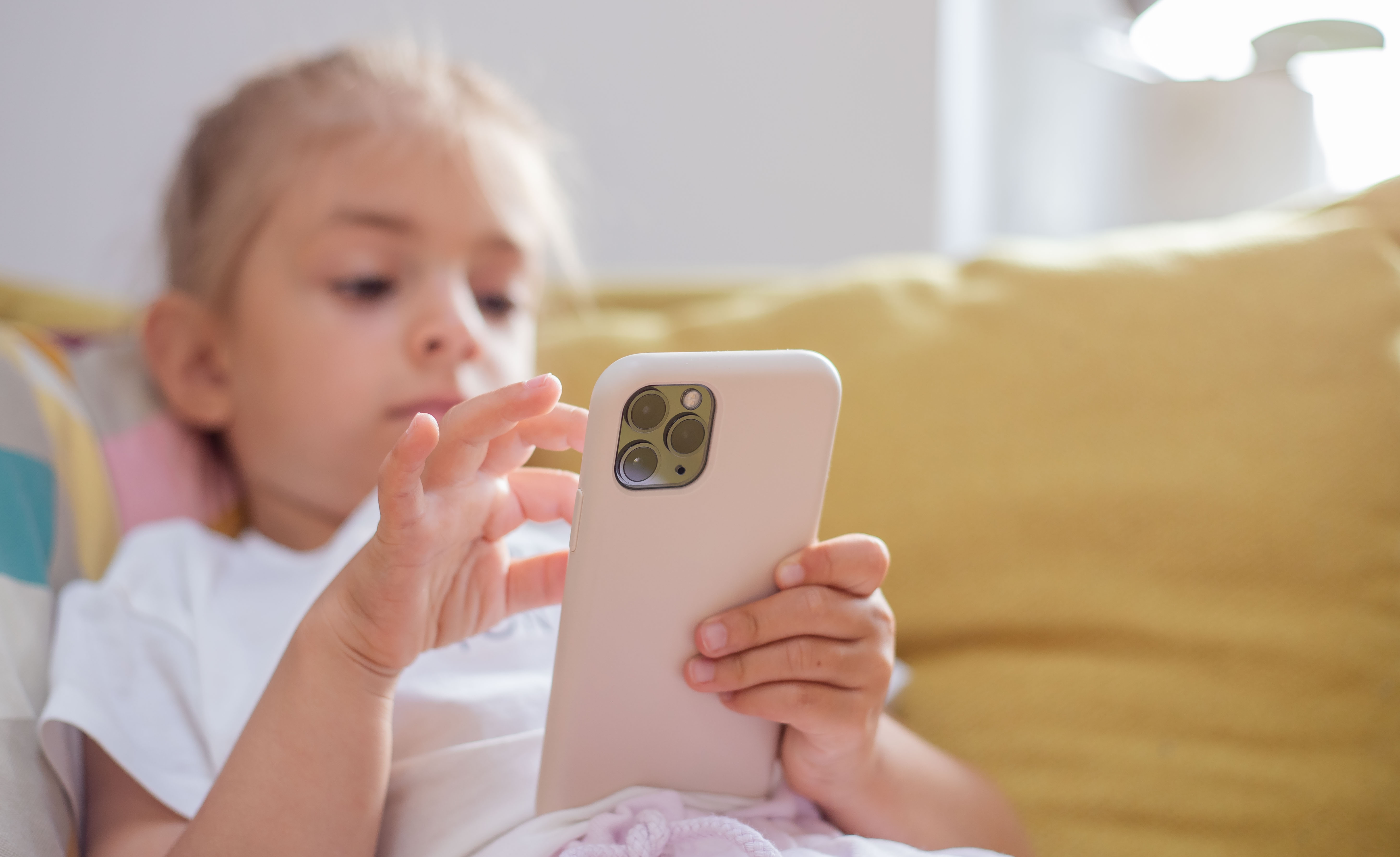 Dete, deca, telefon, tablet, Deca u Srbiji više od 7 sati dnevno dnevno provode ispred ekrana