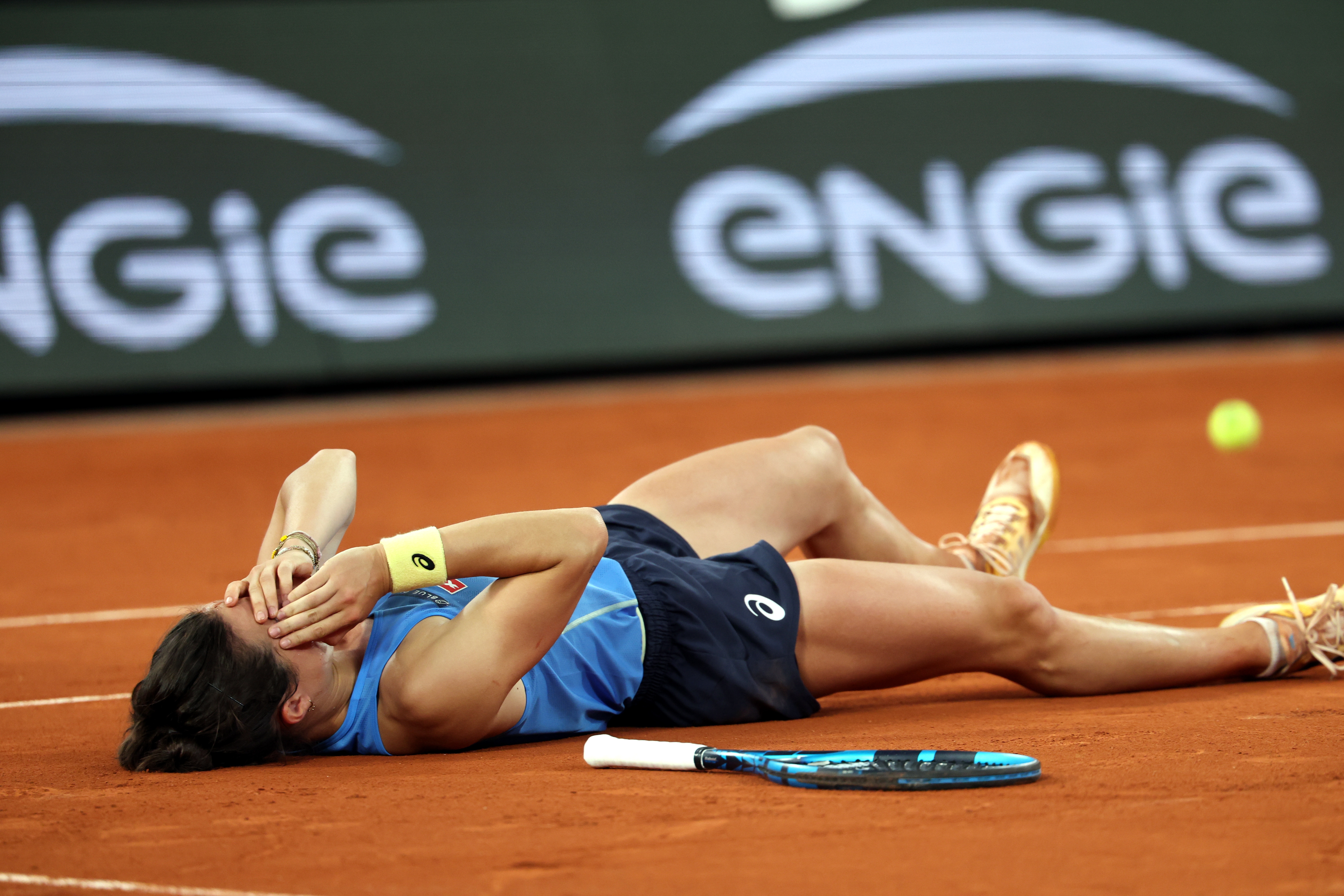 epa12155143 Lois Boisson of France celebrates winning her Womens quarterfinals match against Mirra Andreeva of Russia at the French Open Grand Slam tennis tournament at Roland Garros in Paris, France, 04 June 2025.  EPA-EFE/MOHAMMED BADRA