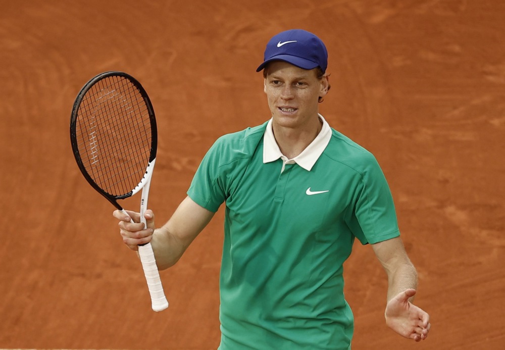 epa12155466 Jannik Sinner of Italy celebrates winning his Men's singles quarter-finals match against Alexander Bublik of Kazakhstan at the French Open Grand Slam tennis tournament at Roland Garros in Paris, France, 04 June 2025.  EPA-EFE/YOAN VALAT