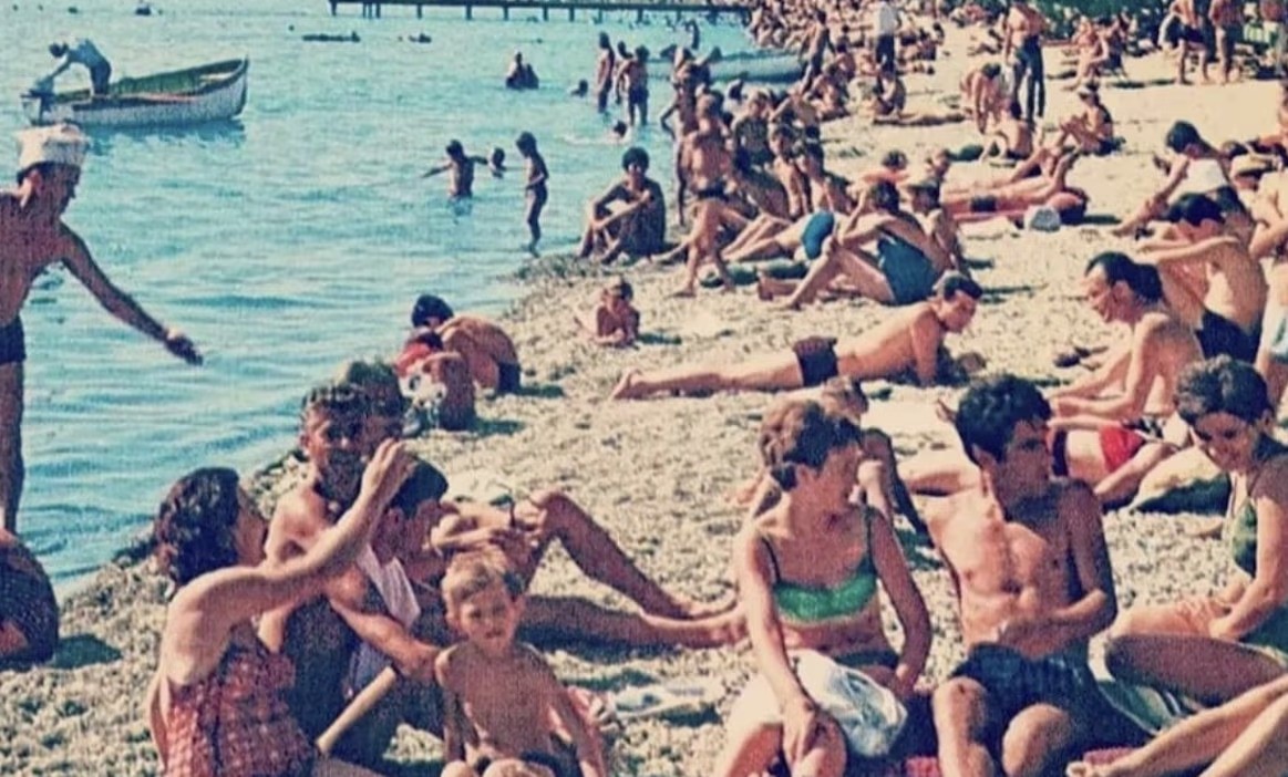 Fotka sa plaže u bivšoj Jugoslaviji