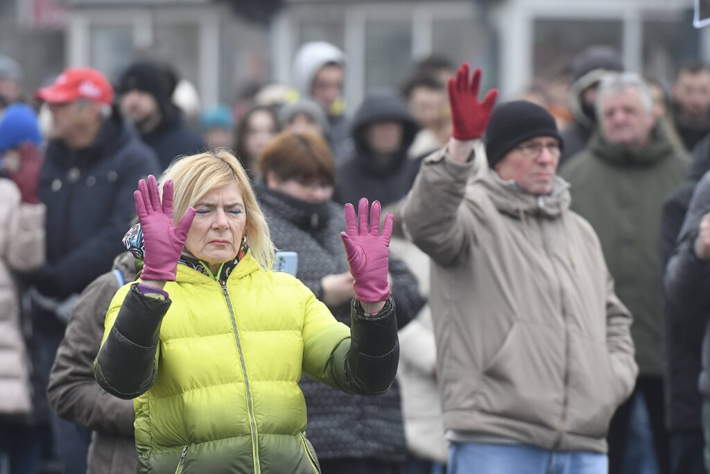Novi Sad, 1.01.2025. - Studenti i gradjani okupili su se danas kod Zeleznicke stanice u Novom Sadu, kako bi obelezili dva meseca od nesrece u tom gradu u kojoj je poginulo 15 ljudi. (BETAPHOTO/DRAGAN GOJIC)