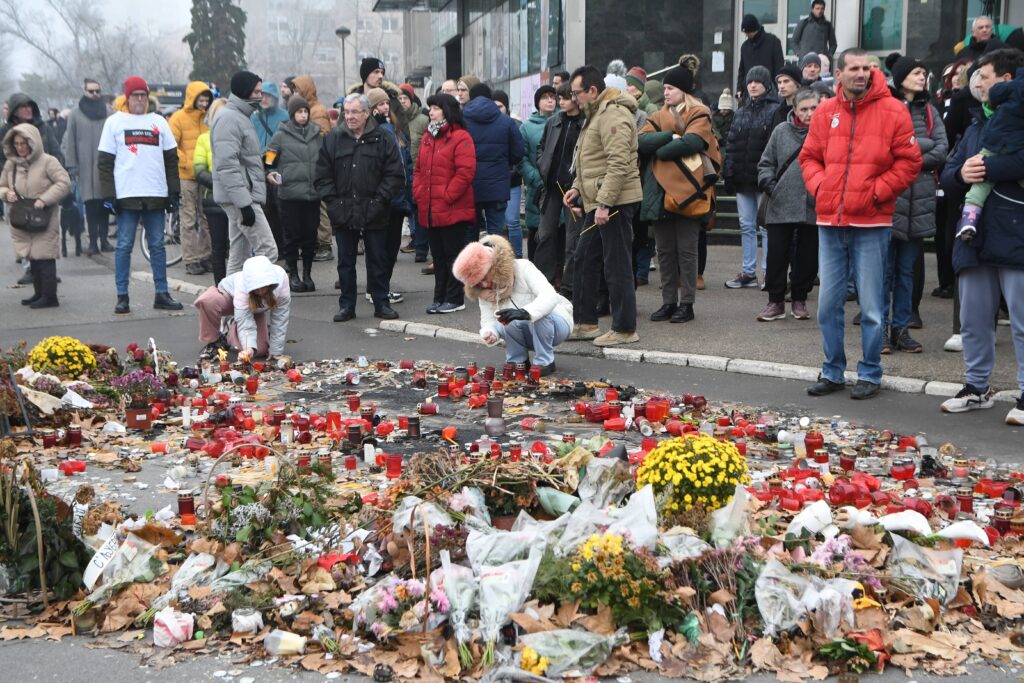 Novi Sad, 1.01.2025. - Studenti i gradjani okupili su se danas kod Zeleznicke stanice u Novom Sadu, kako bi obelezili dva meseca od nesrece u tom gradu u kojoj je poginulo 15 ljudi. (BETAPHOTO/DRAGAN GOJIC)
