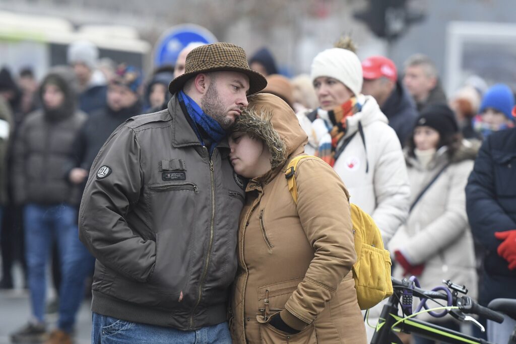 Novi Sad, 1.01.2025. - Studenti i gradjani okupili su se danas kod Zeleznicke stanice u Novom Sadu, kako bi obelezili dva meseca od nesrece u tom gradu u kojoj je poginulo 15 ljudi. (BETAPHOTO/DRAGAN GOJIC)