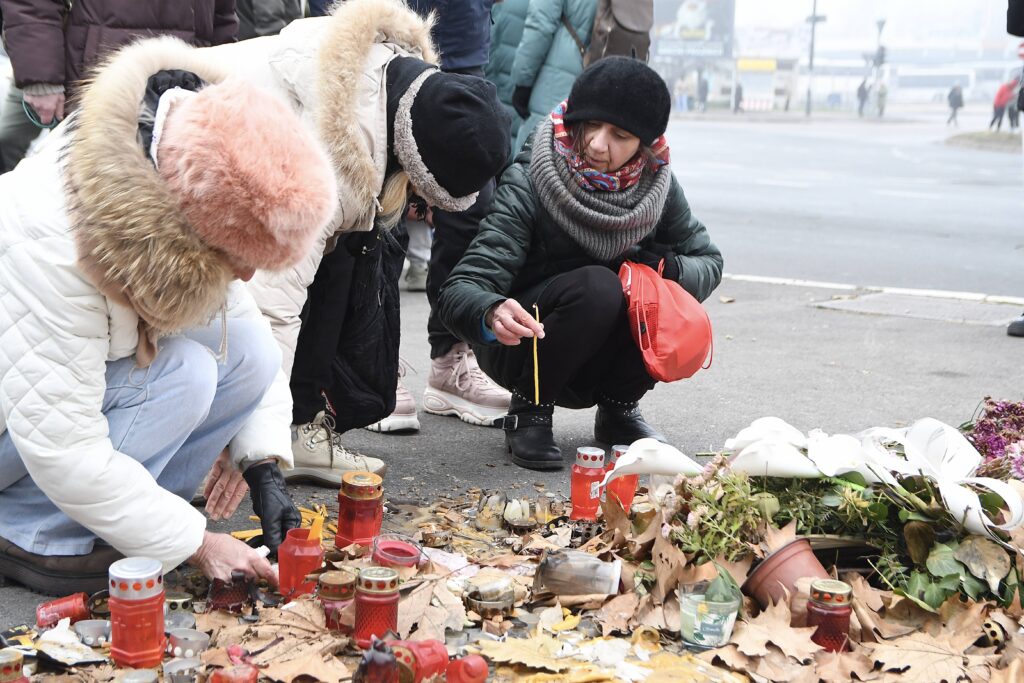 Novi Sad, 1.01.2025. - Studenti i gradjani okupili su se danas kod Zeleznicke stanice u Novom Sadu, kako bi obelezili dva meseca od nesrece u tom gradu u kojoj je poginulo 15 ljudi. (BETAPHOTO/DRAGAN GOJIC)
