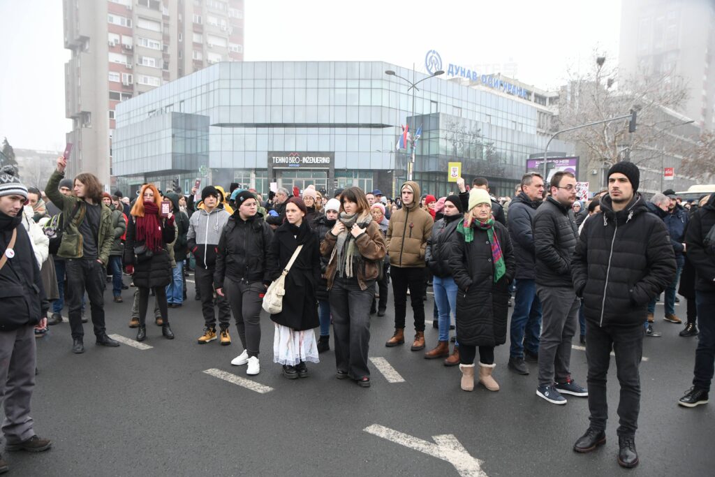 Novi Sad, 1.01.2025. - Studenti i gradjani okupili su se danas kod Zeleznicke stanice u Novom Sadu, kako bi obelezili dva meseca od nesrece u tom gradu u kojoj je poginulo 15 ljudi. (BETAPHOTO/DRAGAN GOJIC)
