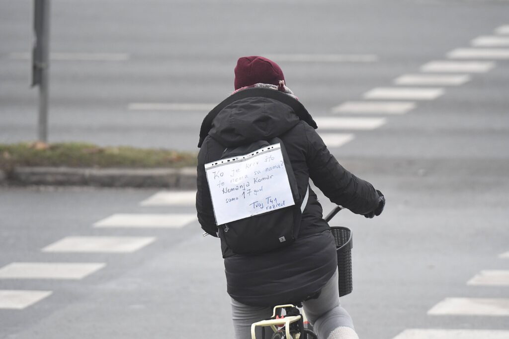 Novi Sad, 1.01.2025. - Studenti i gradjani okupili su se danas kod Zeleznicke stanice u Novom Sadu, kako bi obelezili dva meseca od nesrece u tom gradu u kojoj je poginulo 15 ljudi. (BETAPHOTO/DRAGAN GOJIC)
