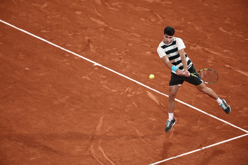 epa12160277 Carlos Alcaraz of Spain in action during his Men's Singles semi-finals match against Lorenzo Musetti of Italy at the French Open Grand Slam tennis tournament at Roland Garros in Paris, France, 06 June 2025.  EPA-EFE/CHRISTOPHE PETIT TESSON