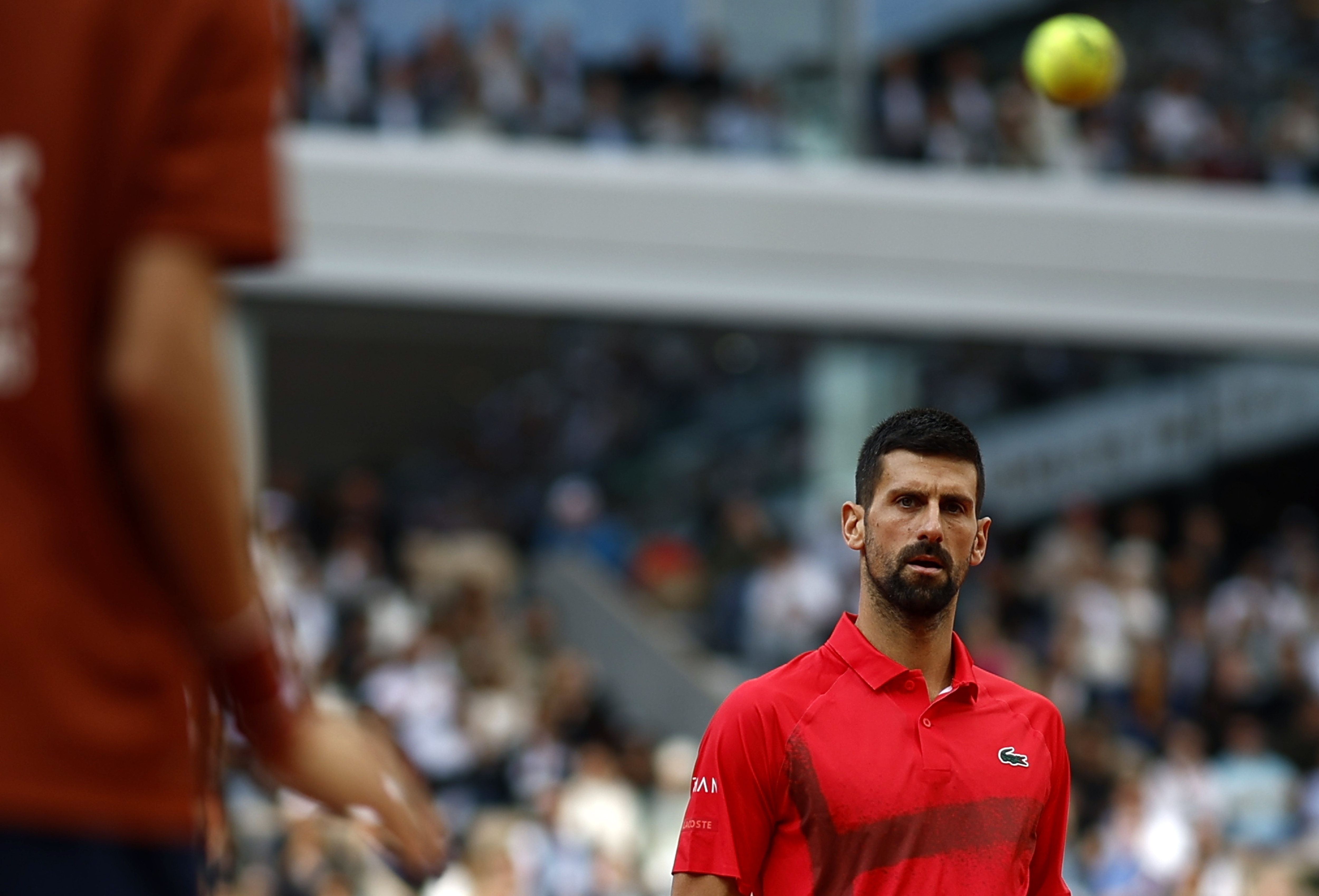 epa12160569 Novak Djokovic of Serbia in action during his Men's semi-finals match against Jannik Sinner of Italy at the French Open Grand Slam tennis tournament at Roland Garros in Paris, France, 06 June 2025.  EPA-EFE/YOAN VALAT