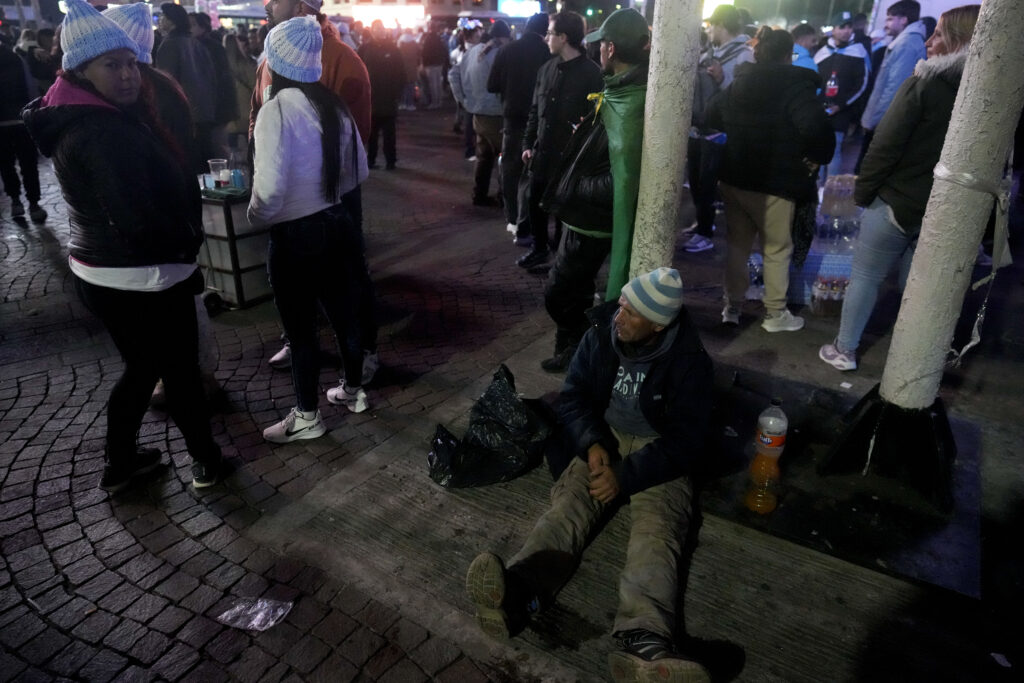 Fans wait for start of the Copa America final soccer match between Argentina and Colombia on a street in Buenos Aires, Argentina, Sunday, July 14, 2024. (AP Photo/Mario De Fina)