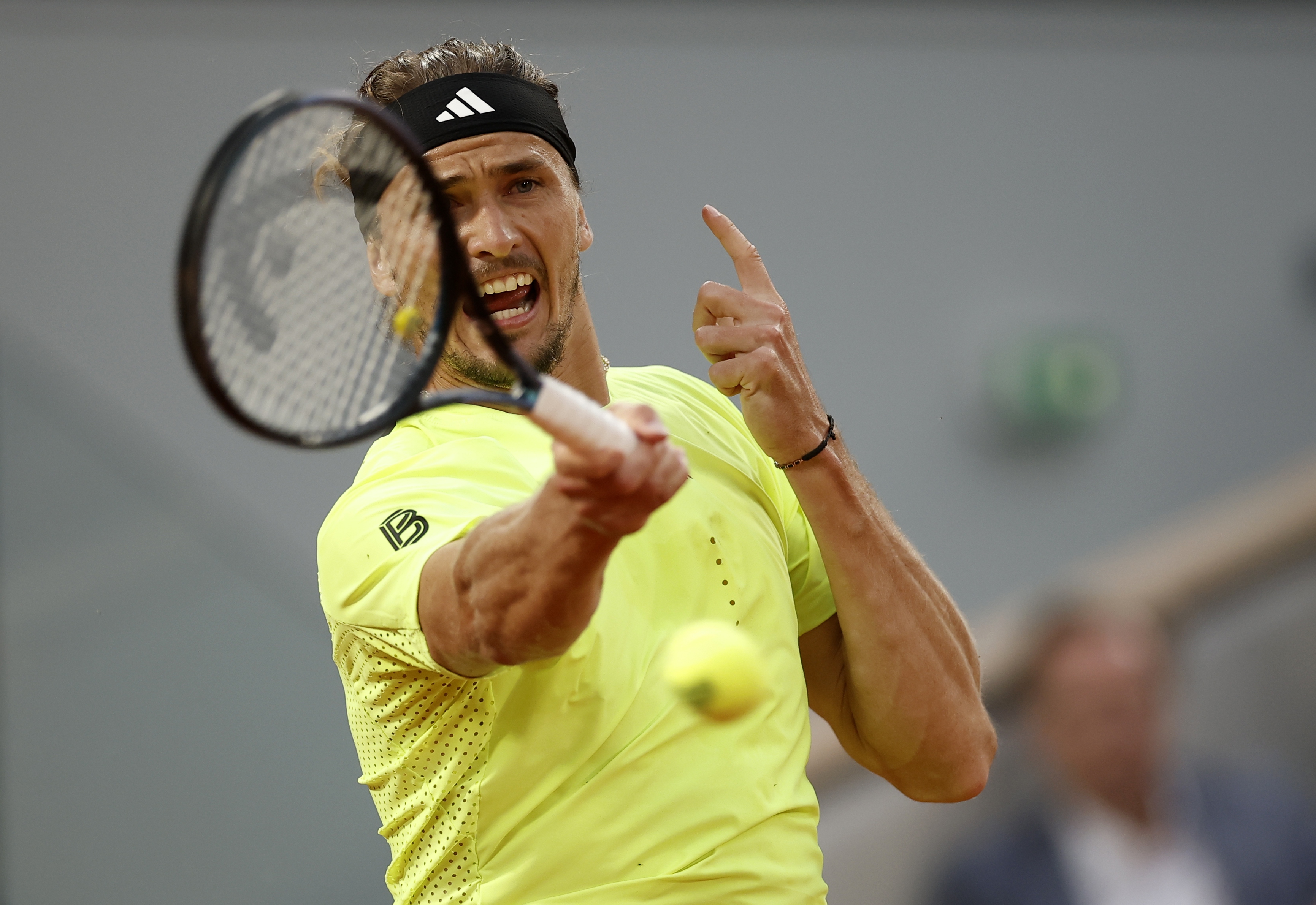 epa12155872 Alexander Zverev of Germany in action during his Men's singles quarter-finals match against Novak Djokovic of Serbia at the French Open Grand Slam tennis tournament at Roland Garros in Paris, France, 04 June 2025.  EPA-EFE/YOAN VALAT