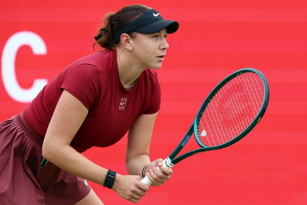 epa12173684 Amanda Anisimova of the US in action against Emma Navarro of the US their quarterfinals match at the Queen's Club Championships tennis tournament in London, Britain, 13 June 2025.  EPA-EFE/ANDY RAIN