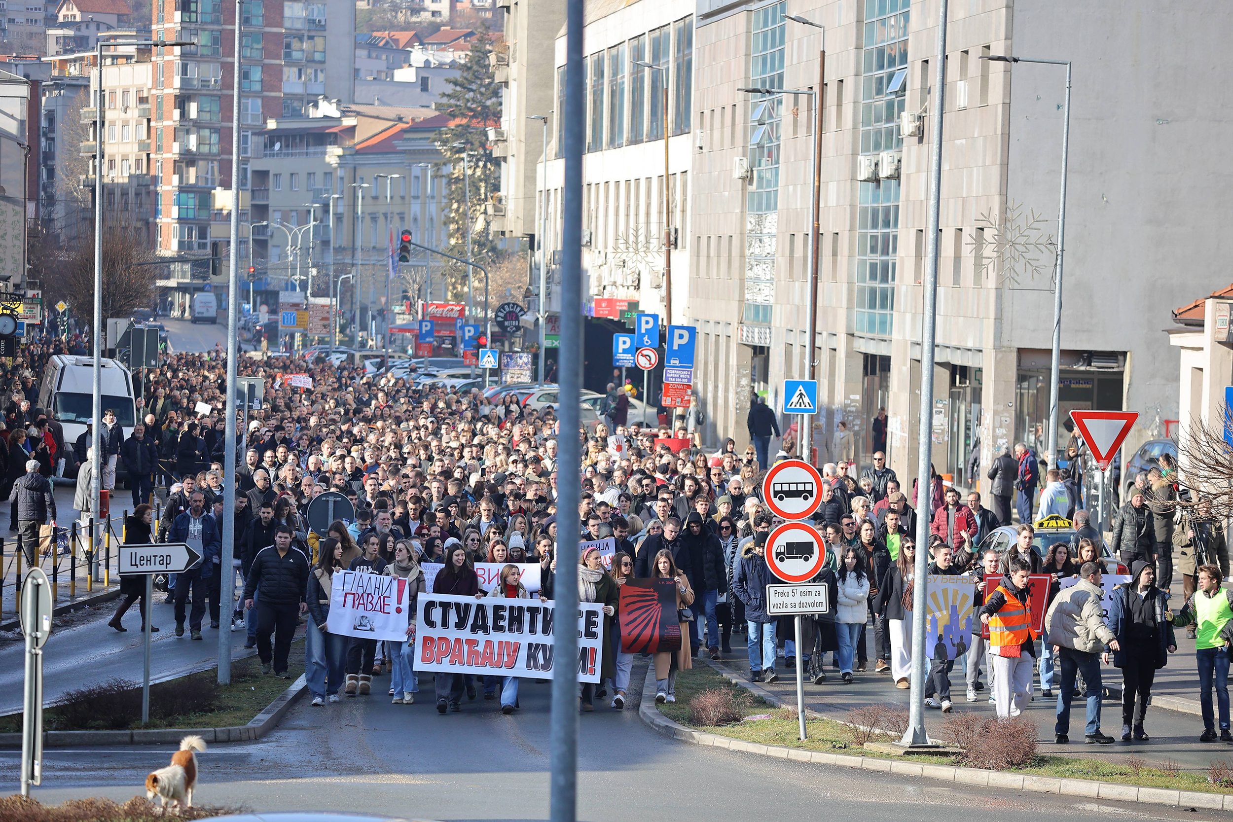 Uzice, 8.01.2025. - Uzicki studenti organizivali su blokadu i protesnu setnju pod nazivom "Studenti se vracaju kuci", danas u centru Uzica. (BETAPHOTO/DRAGAN KARADAREVIC)