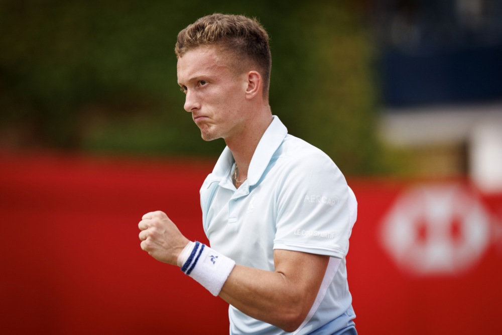 epa12187246 Jiri Lehecka of Czechia reacts during his quarter-final match against Jacob Fearnley of Britain at the Queen's Club Championships tennis tournament in London, Britain, 20 June 2025.  EPA-EFE/TOLGA AKMEN