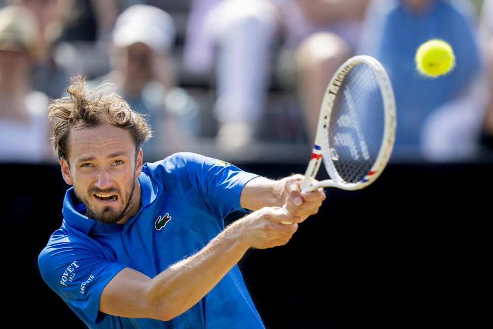 epa12173330 Daniil Medvedev of Russia in action during the men's singles quarterfinal match against Reilly Opelka of the USA at the Libema Open tennis tournament in Rosmalen, the Netherlands, 13 June 2025.  EPA-EFE/SANDER KONING
