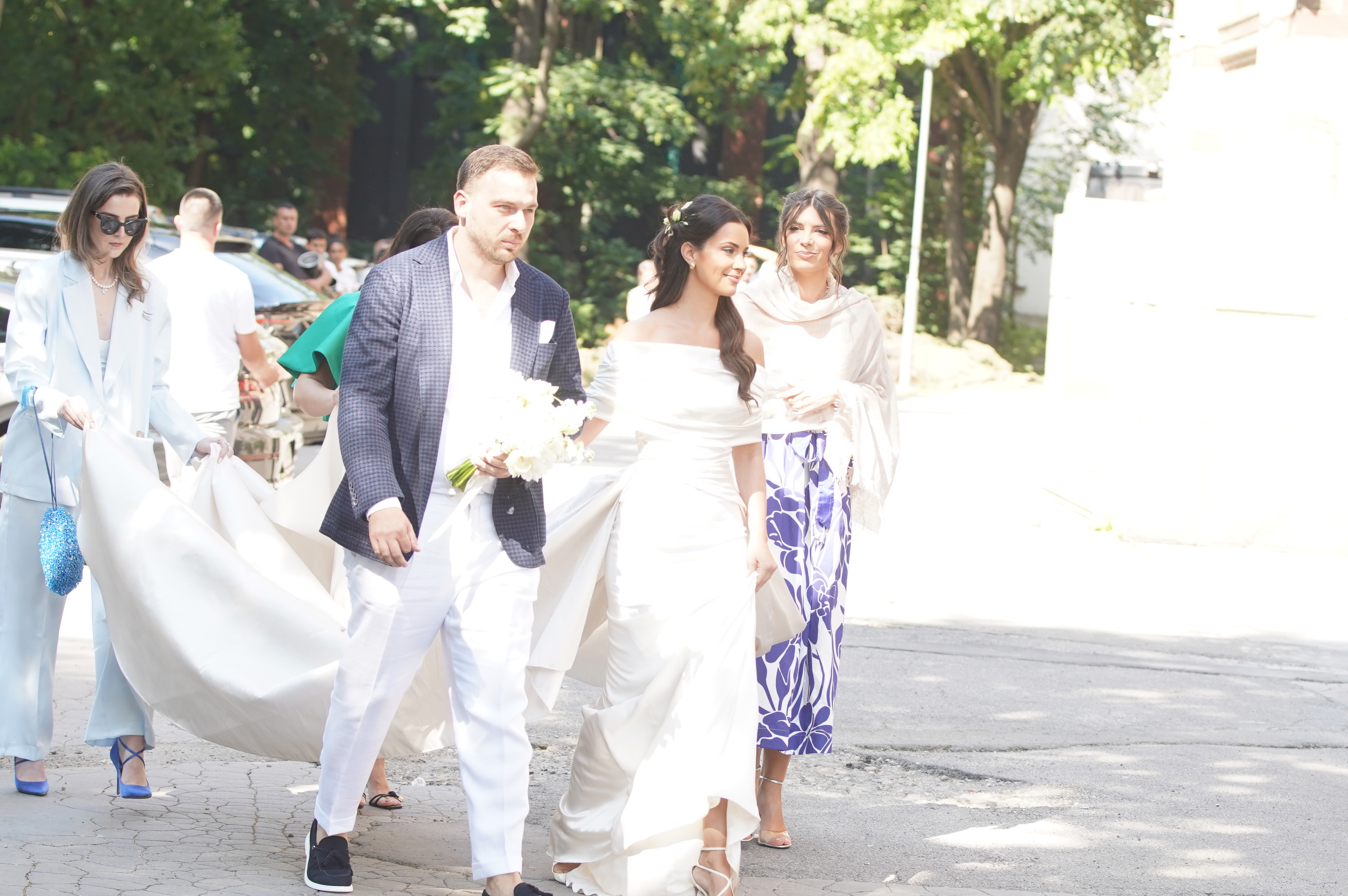 TV host Dragana Kosjerina swore her eternal love to dentist Bojan Perduv before God, in the church of St. Mark in Belgrade.Voditeljka Dragana Kosjerina se pred Bogom, u crkvi Svetog Marka u Beogradu, zaklela na vecnu ljubav stomatologu Bojanu Perduvu.