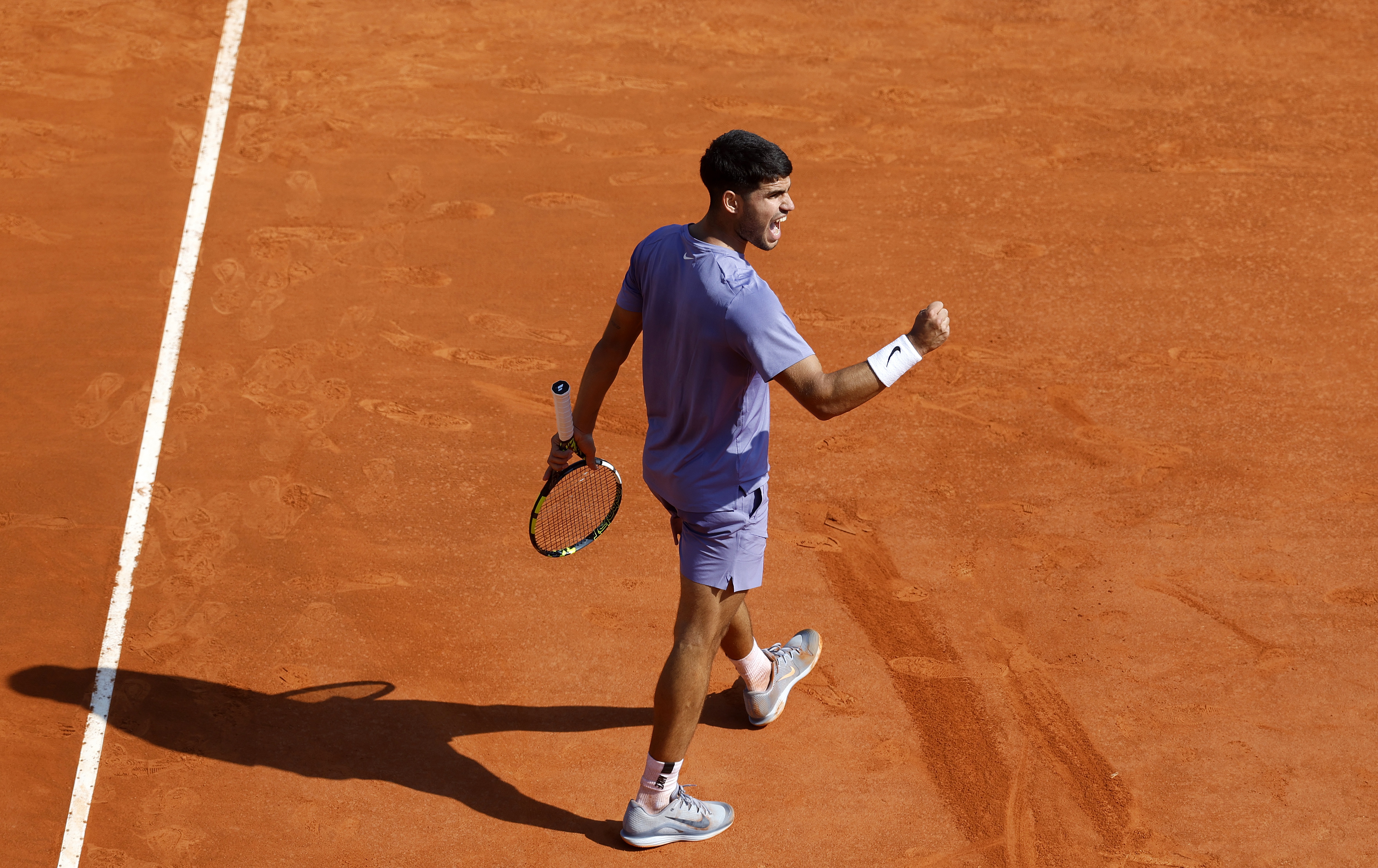epa12022693 Carlos Alcaraz of Spain celebrates after winning his third round match against Daniel Altmaier of Germany at the ATP Monte Carlo Masters tennis tournament in Roquebrune Cap Martin, France, 10 April 2025.  EPA-EFE/SEBASTIEN NOGIER